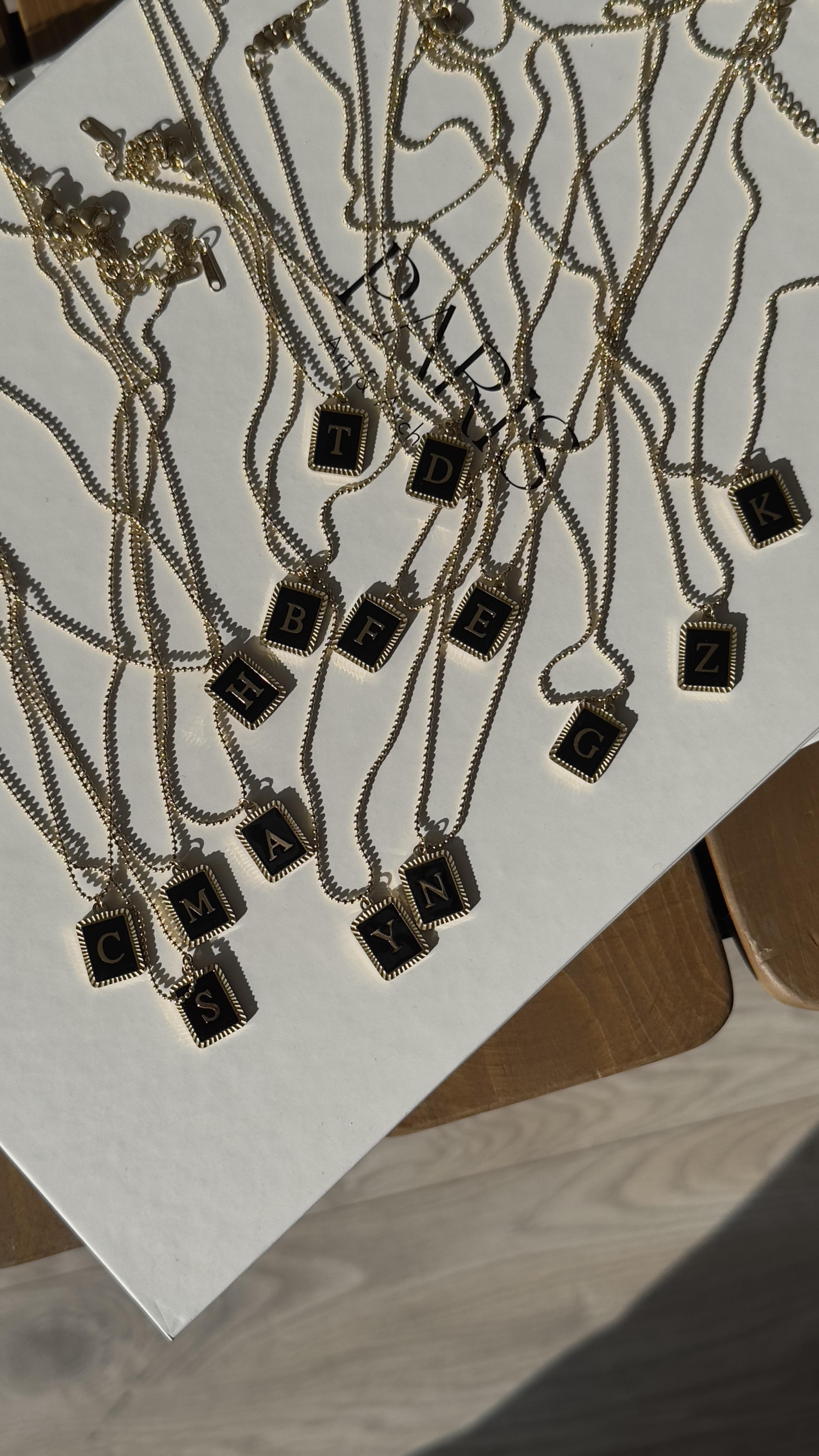 Gold Siyah Plaka Harfli Kolye 