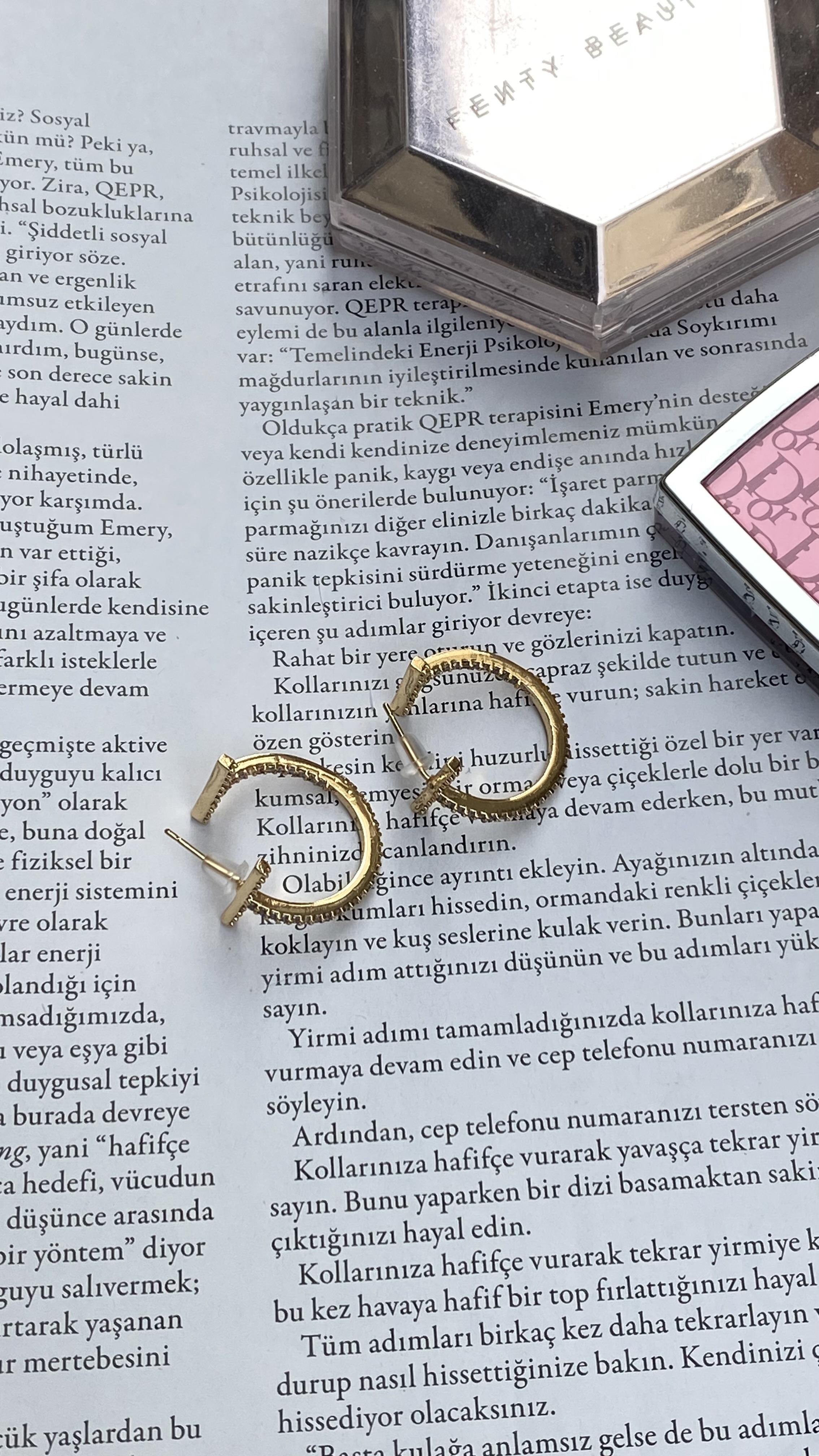 Gold T Şekli Yarı Halka İnce Küpe