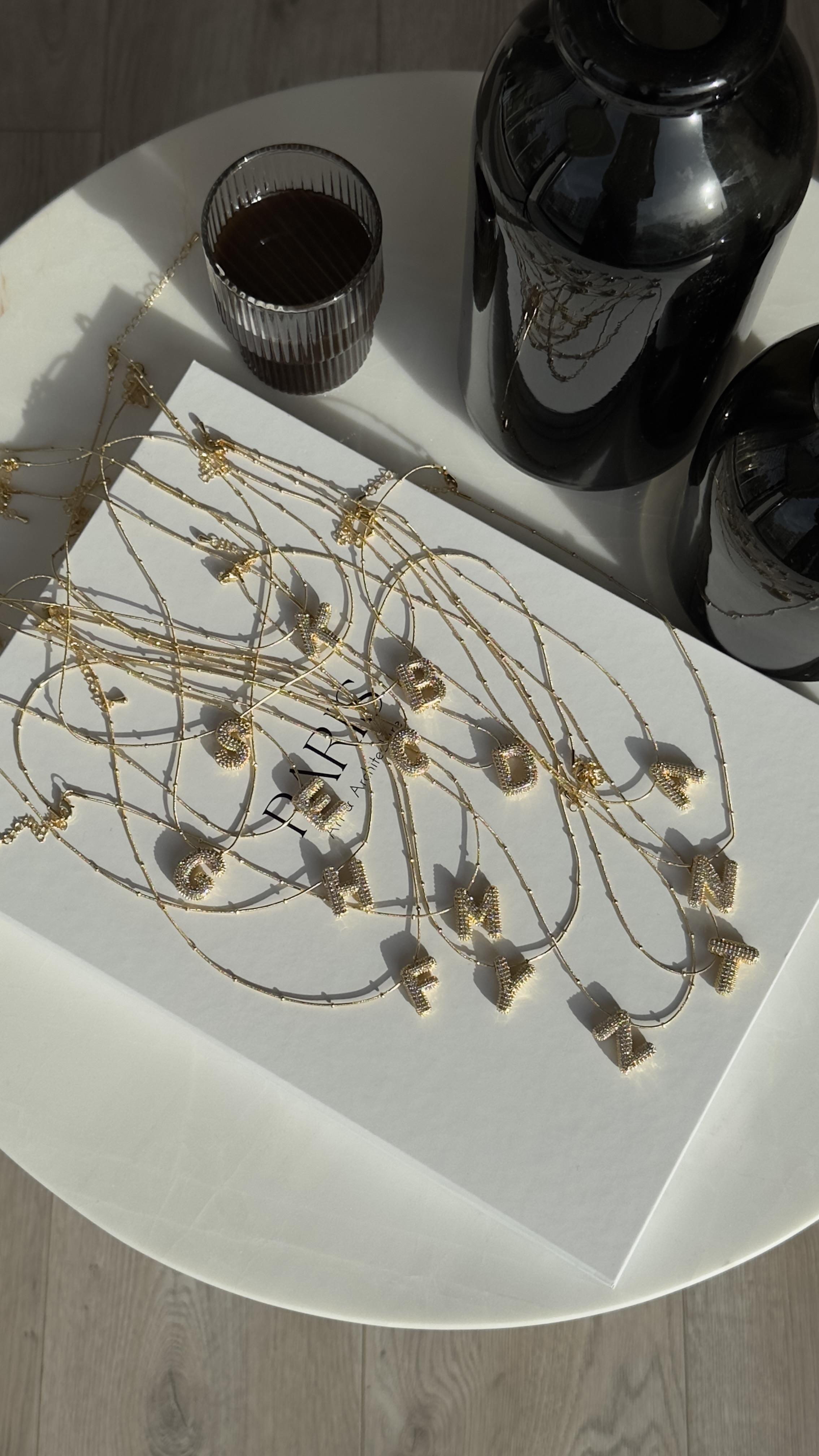 Gold Taşlı Bombeli Harfli Kolye 