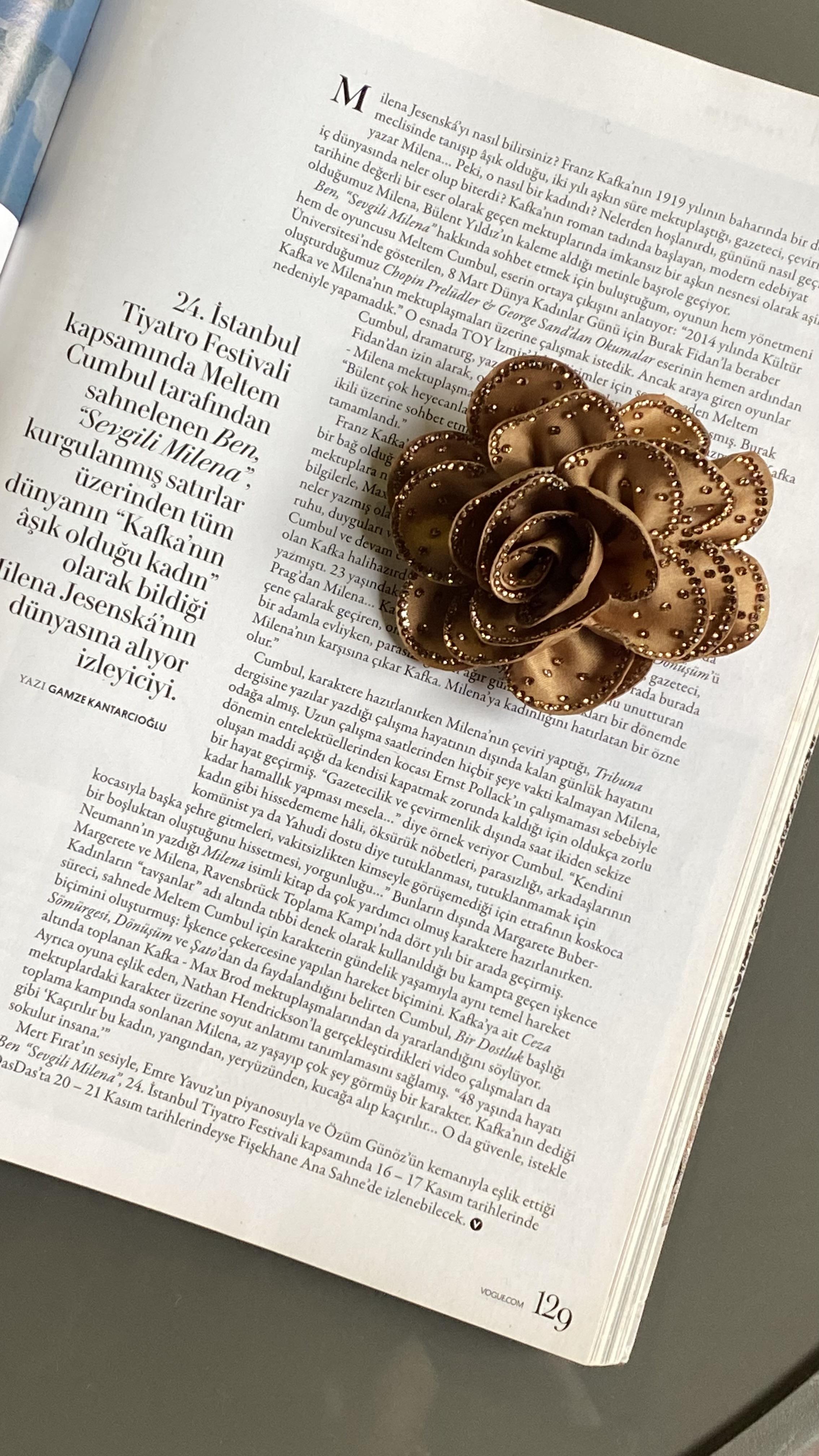 Gold Renk Taşlı Çiçek Model Broş