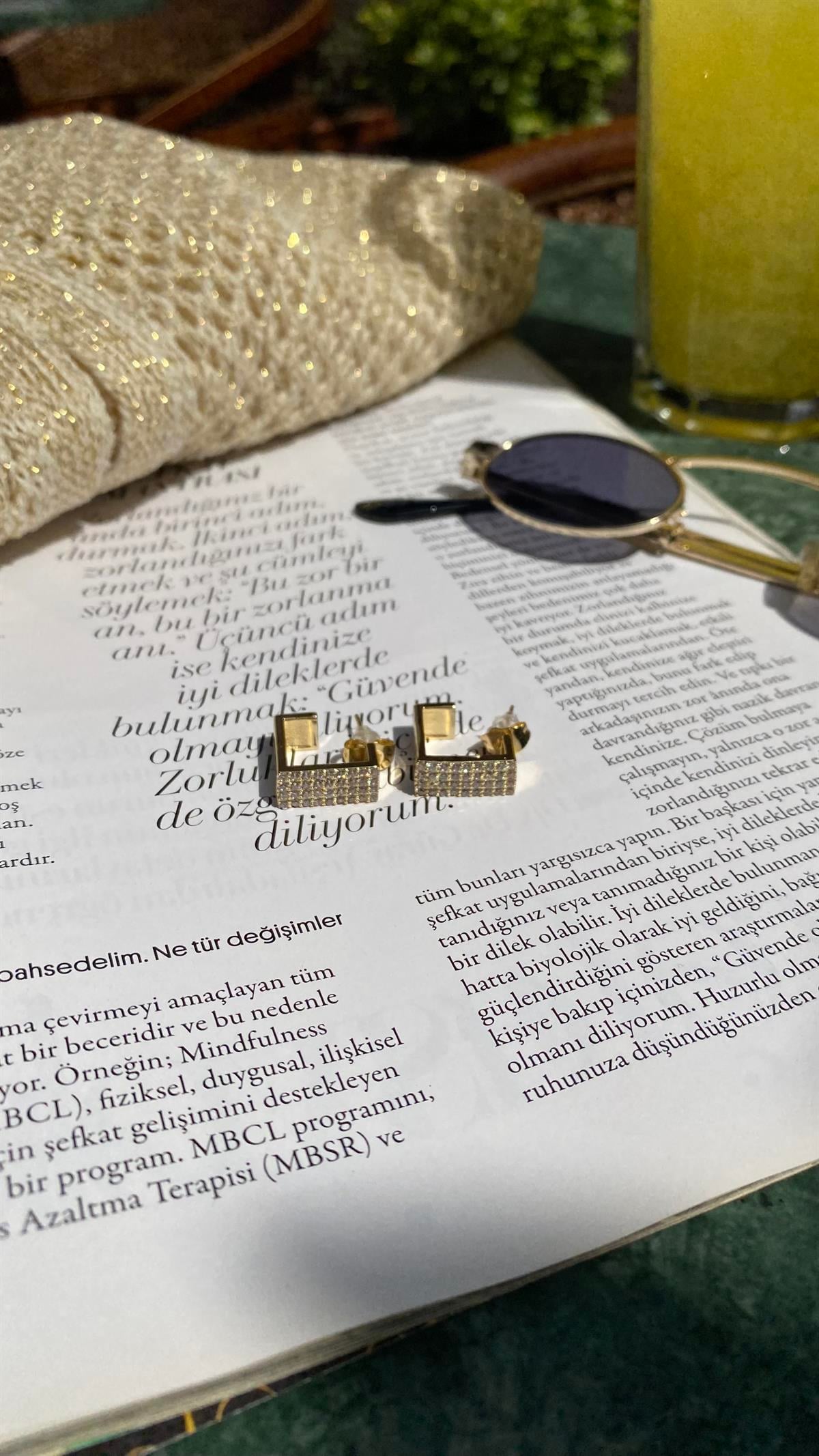 Gold Taşlı Kare Çelik Küpe