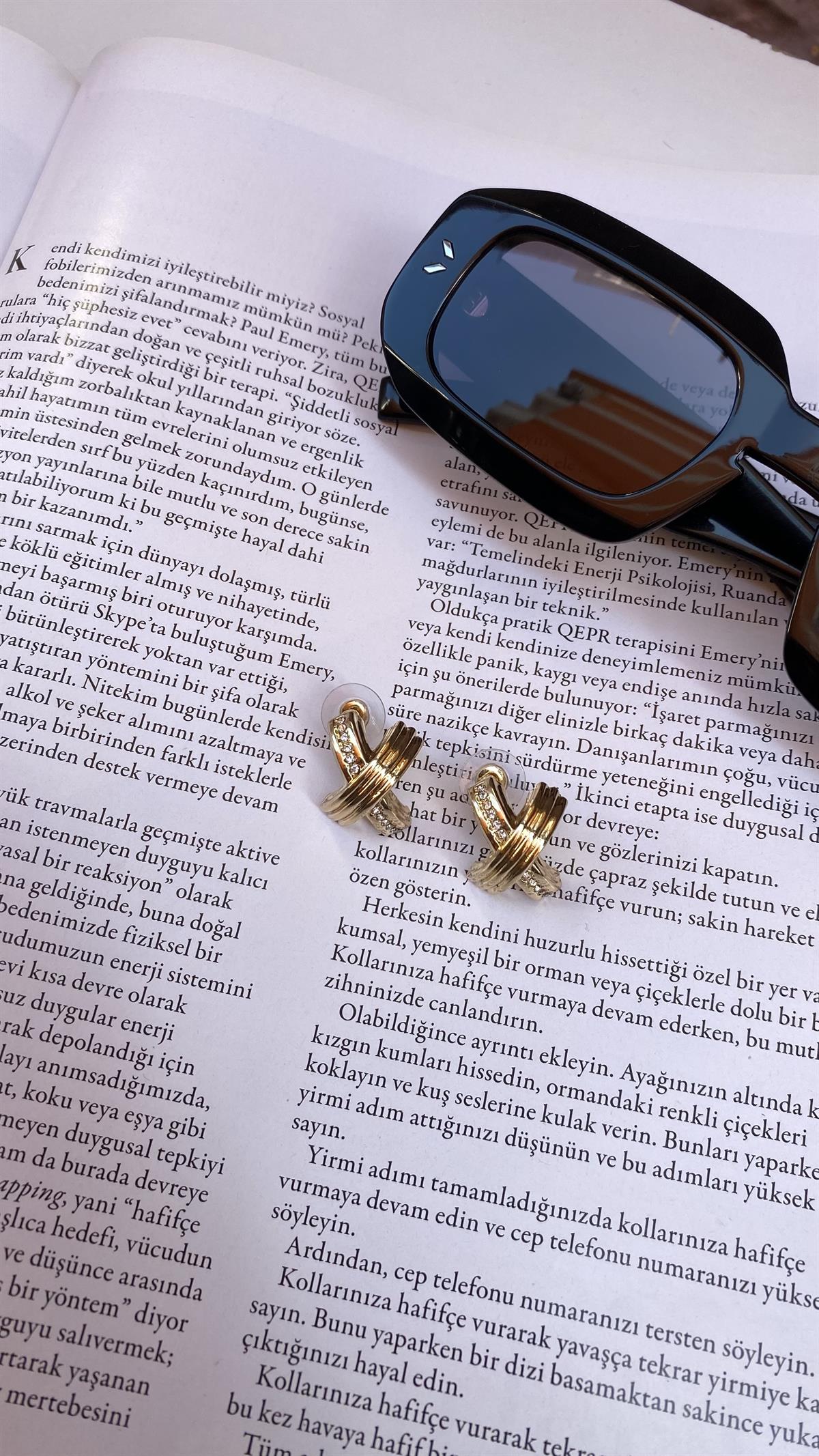 Gold Taşlı X Küpe