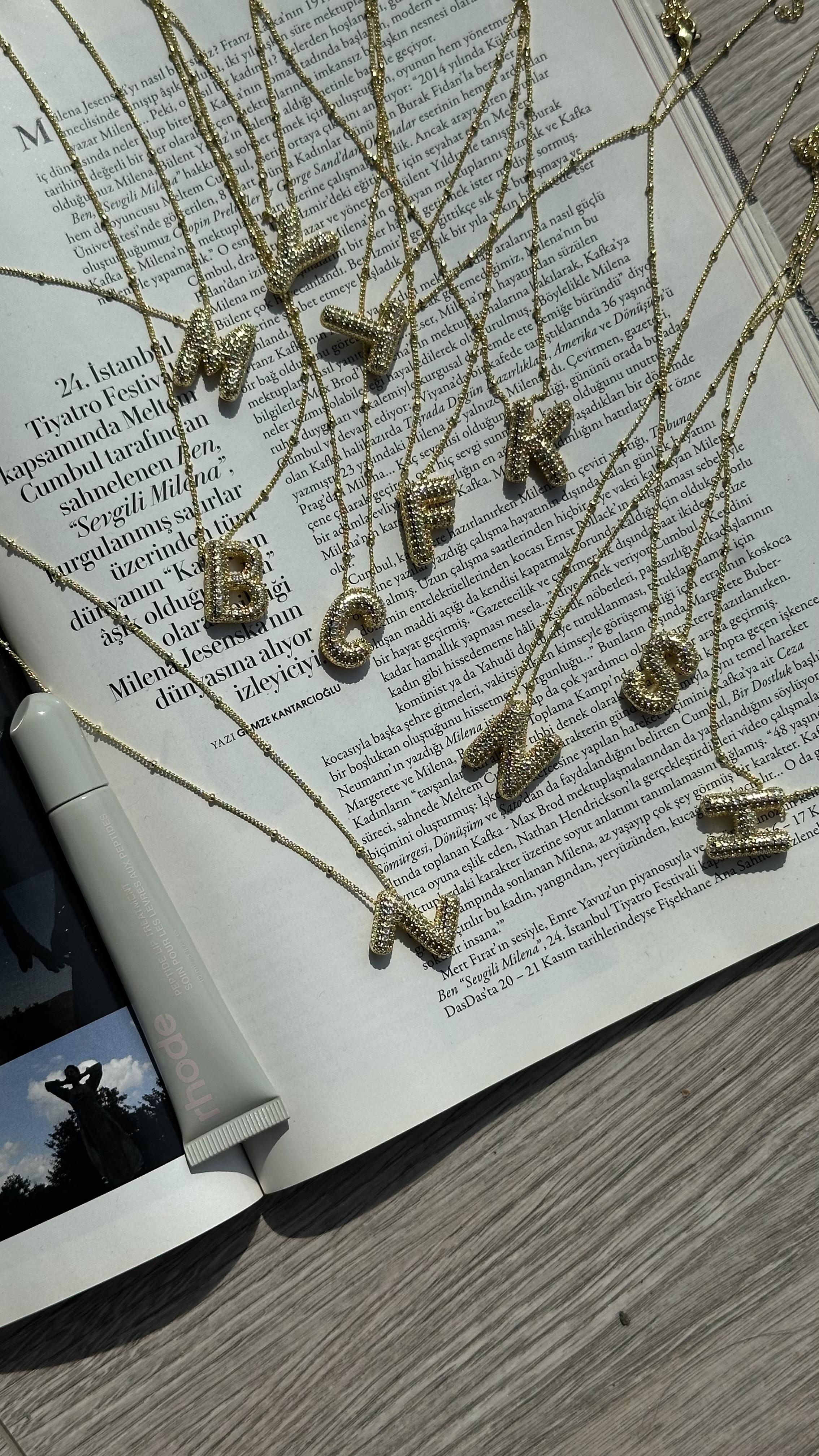 Gold Taşlı Zincirli Harf Kolye 