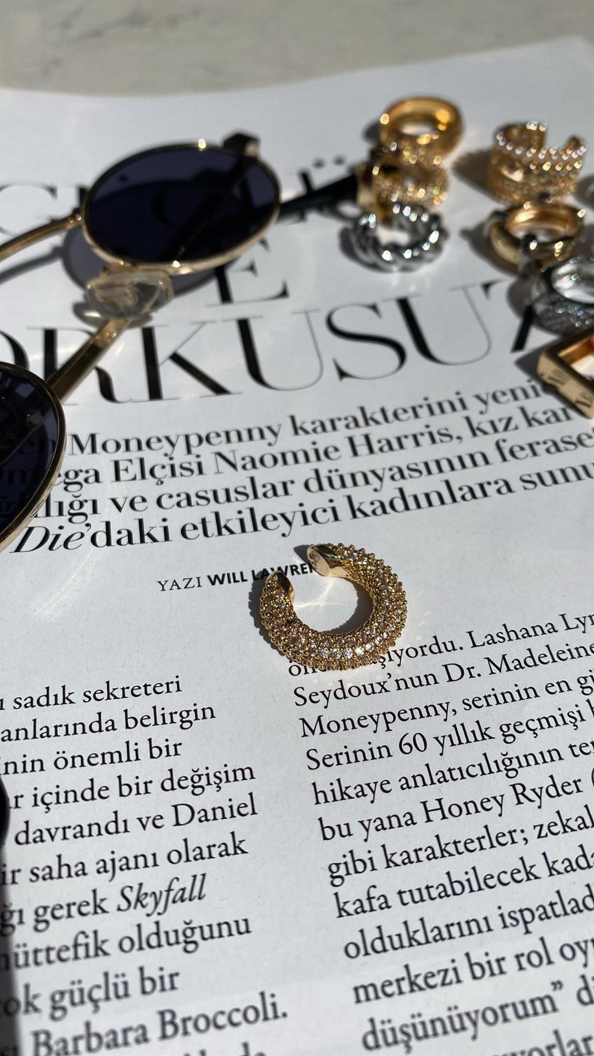 Gold Tombul Taşlı Kıkırdak Küpe