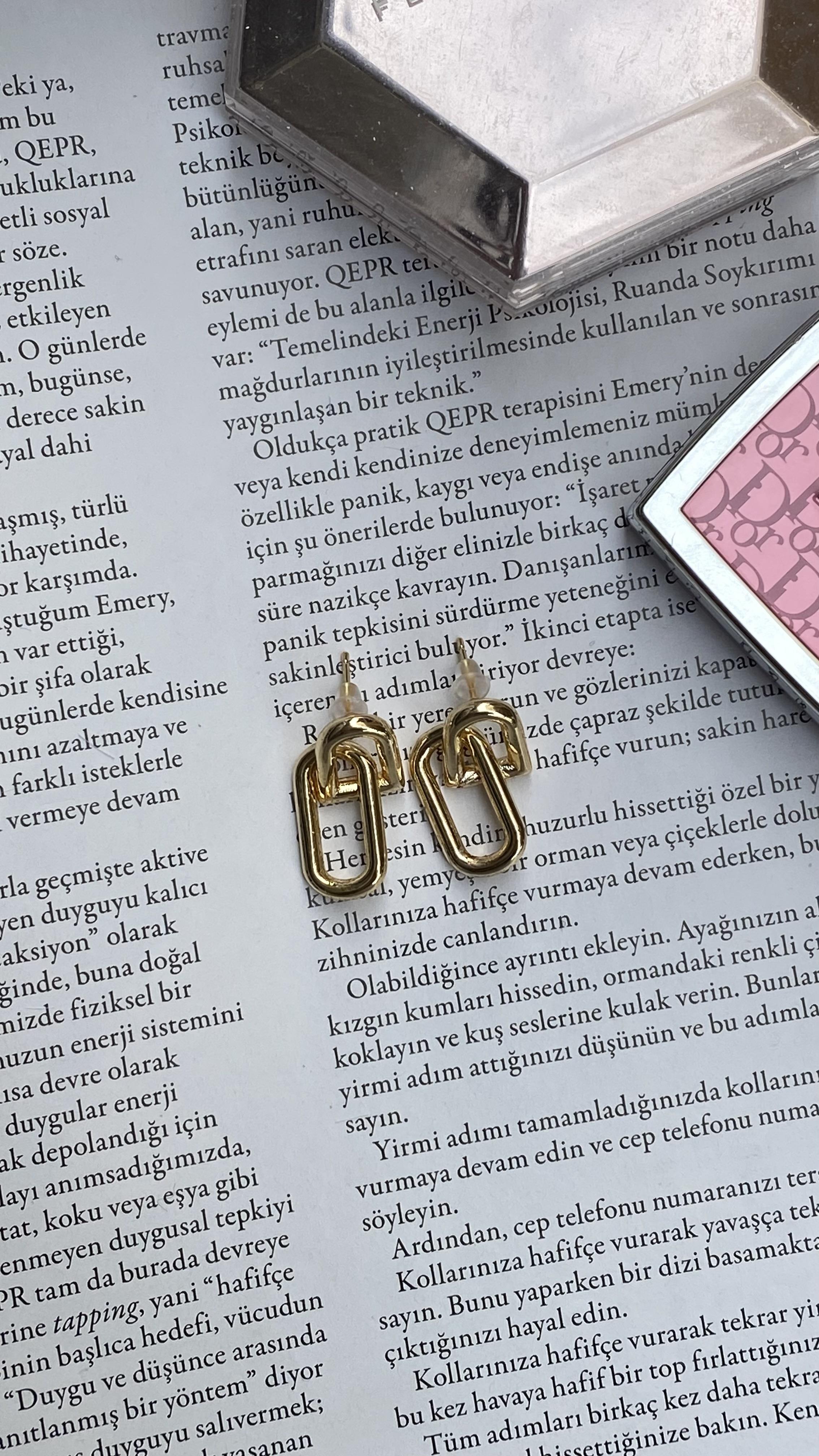 Gold Yarım Oval Geçmeli Küpe