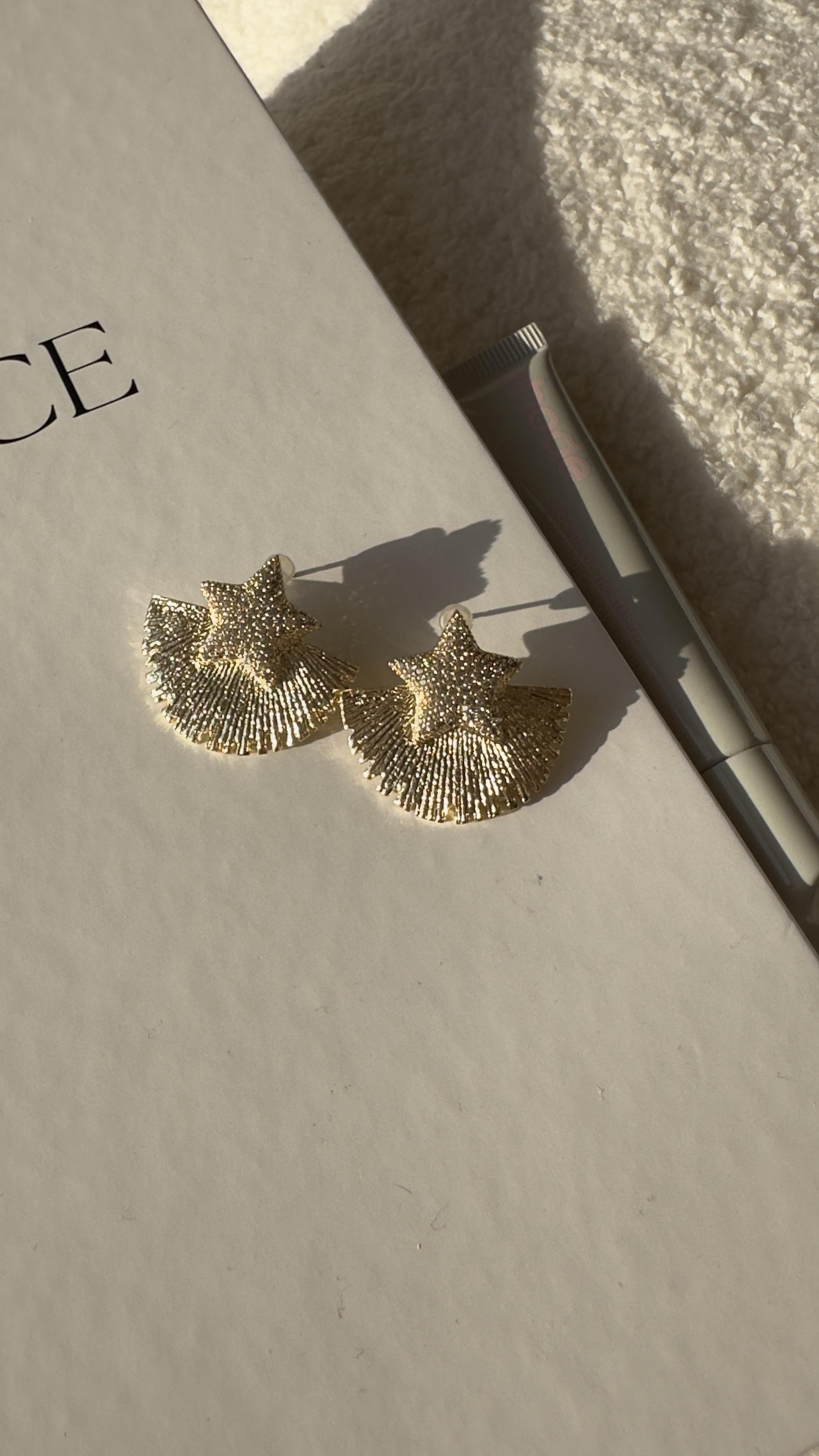 Gold Yıldızlı Yelpaze Küpe 