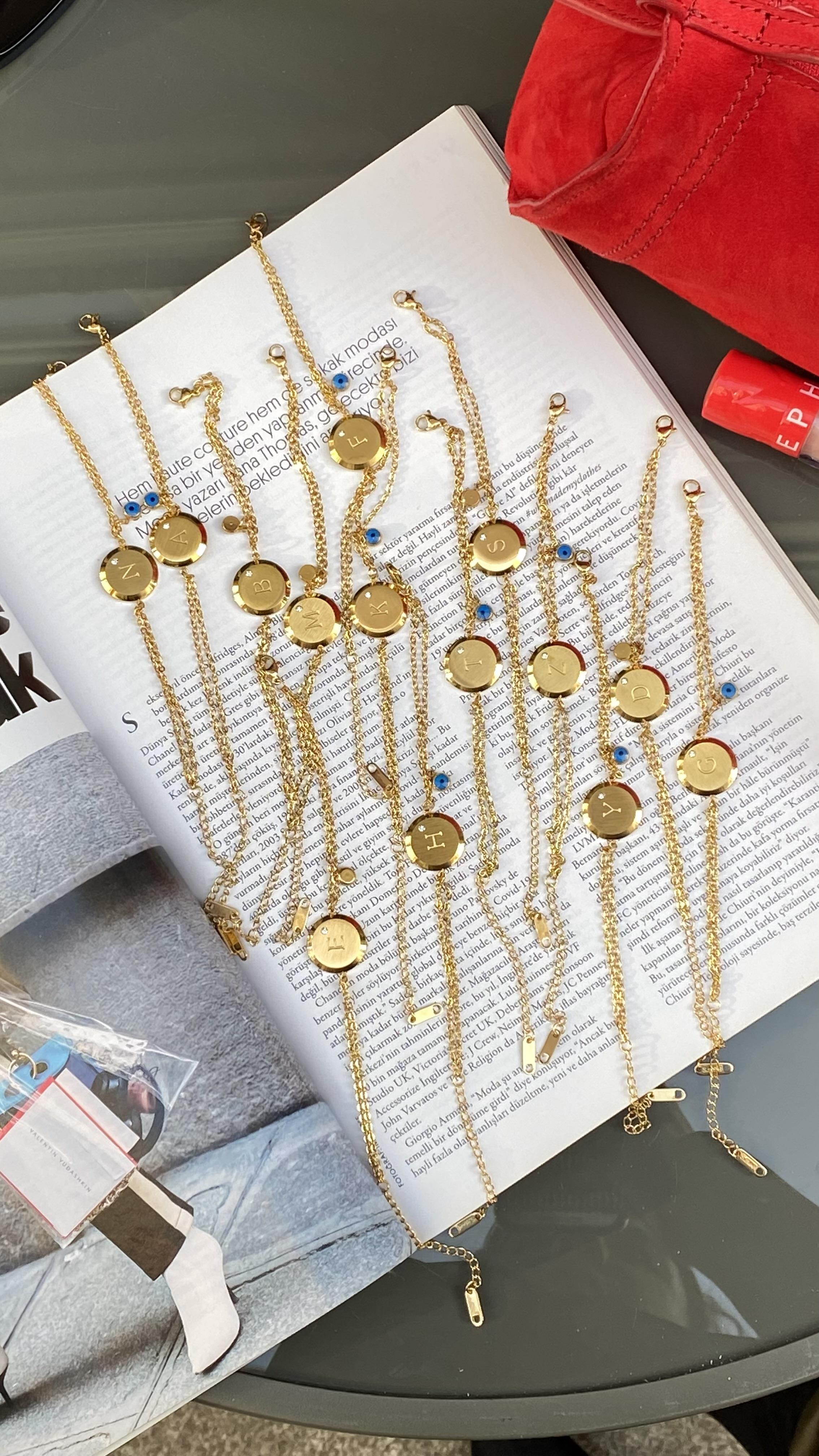 Gold Yuvarlak Plaka Harfli Çelik Bileklik 