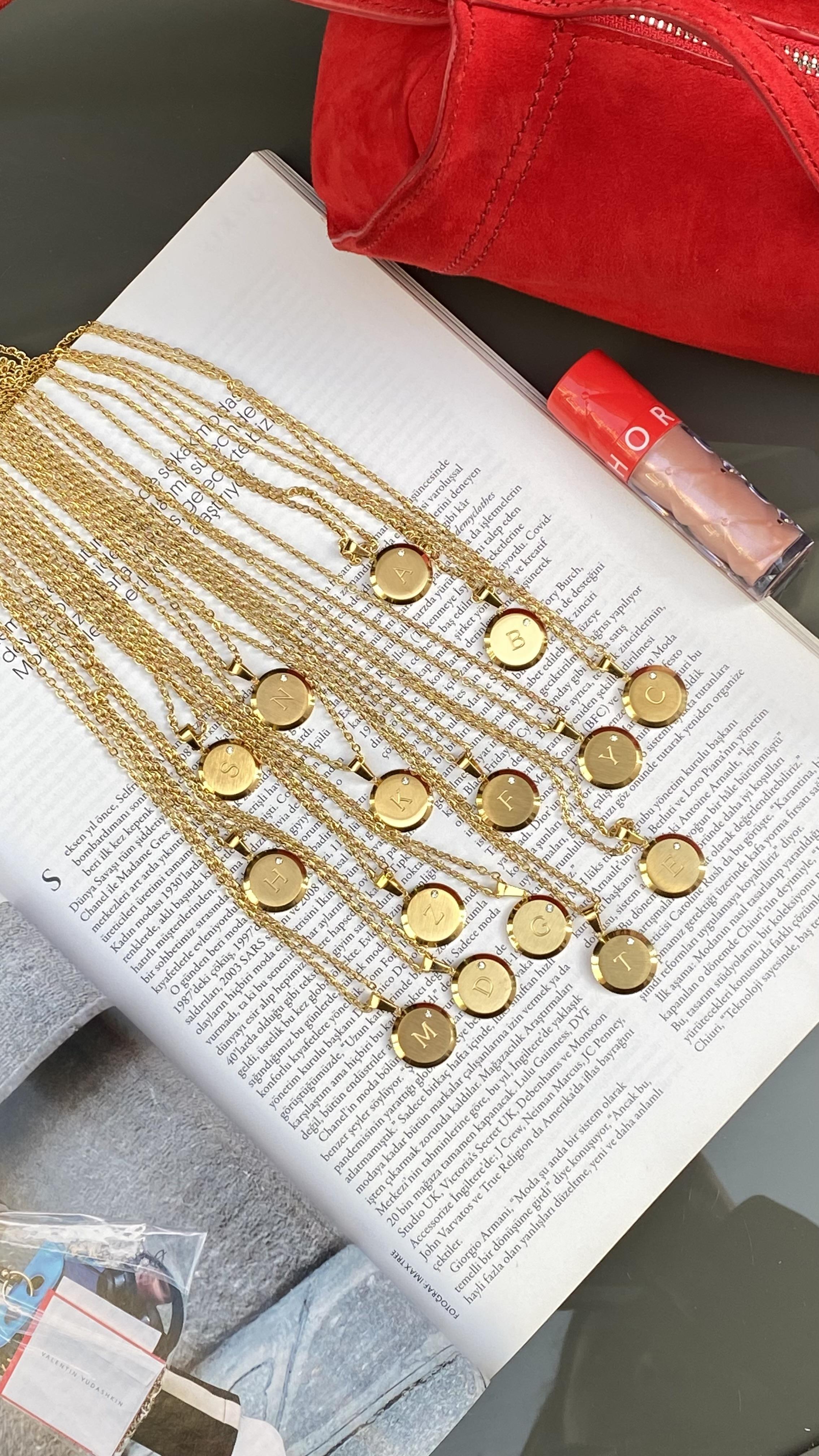 Gold Yuvarlak Plaka Harfli Çelik Kolye