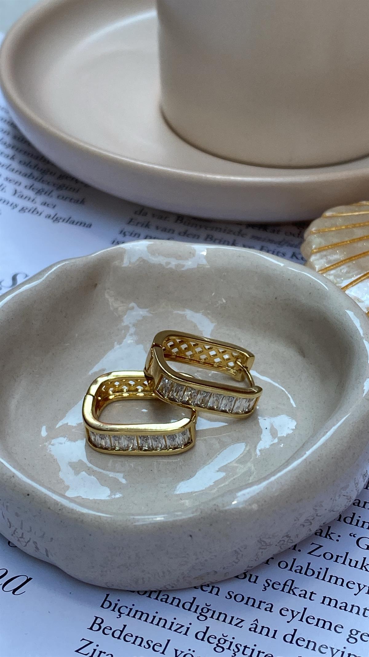 Gold Zirkon Taşlı Köşeli Oval Küpe