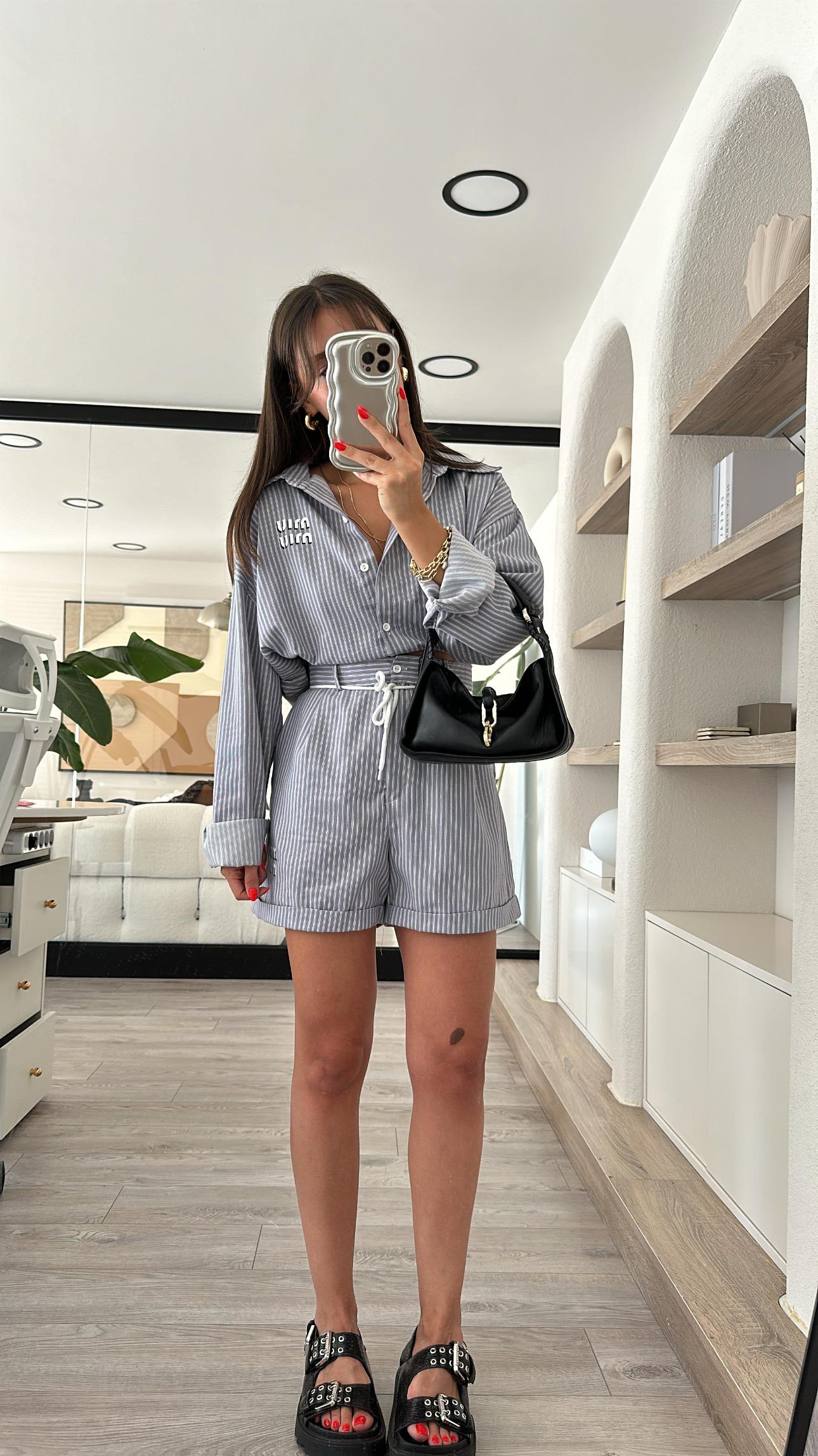 Gri Beyaz Dik Çizgili Marka Model Şort Takım 