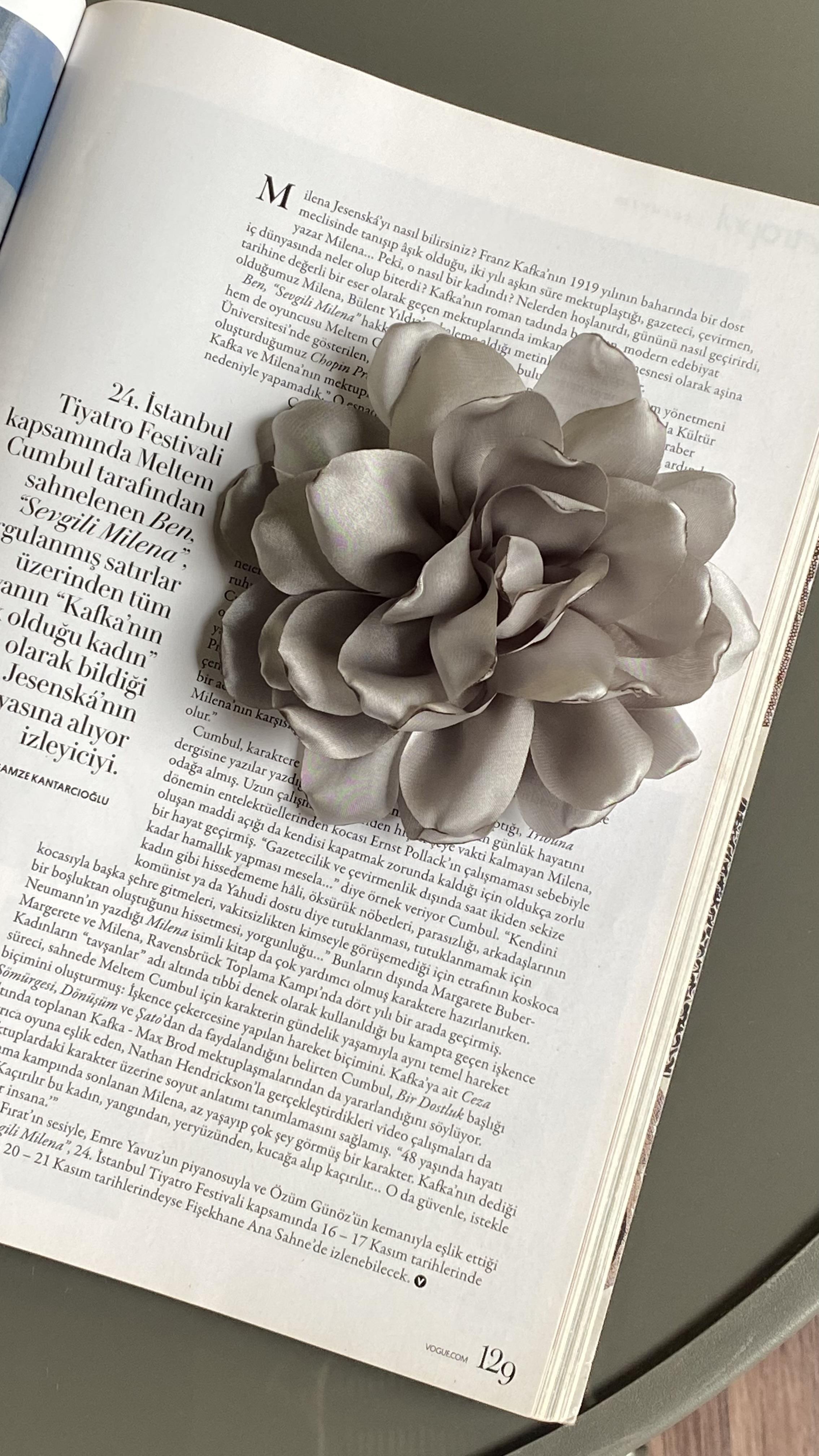 Gri Çiçek Model Büyük Broş