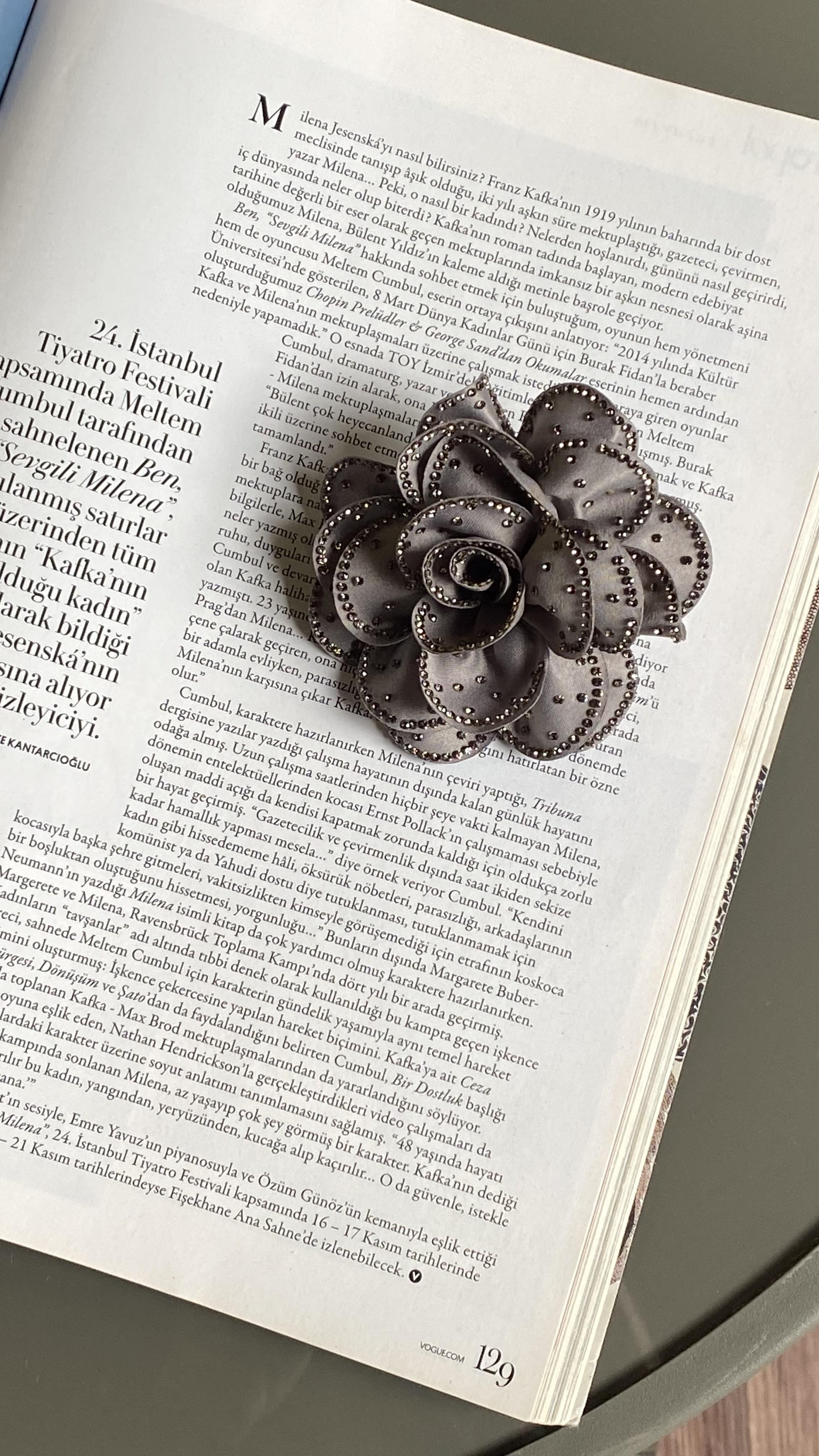 Gri Çiçek Model Taşlı Broş