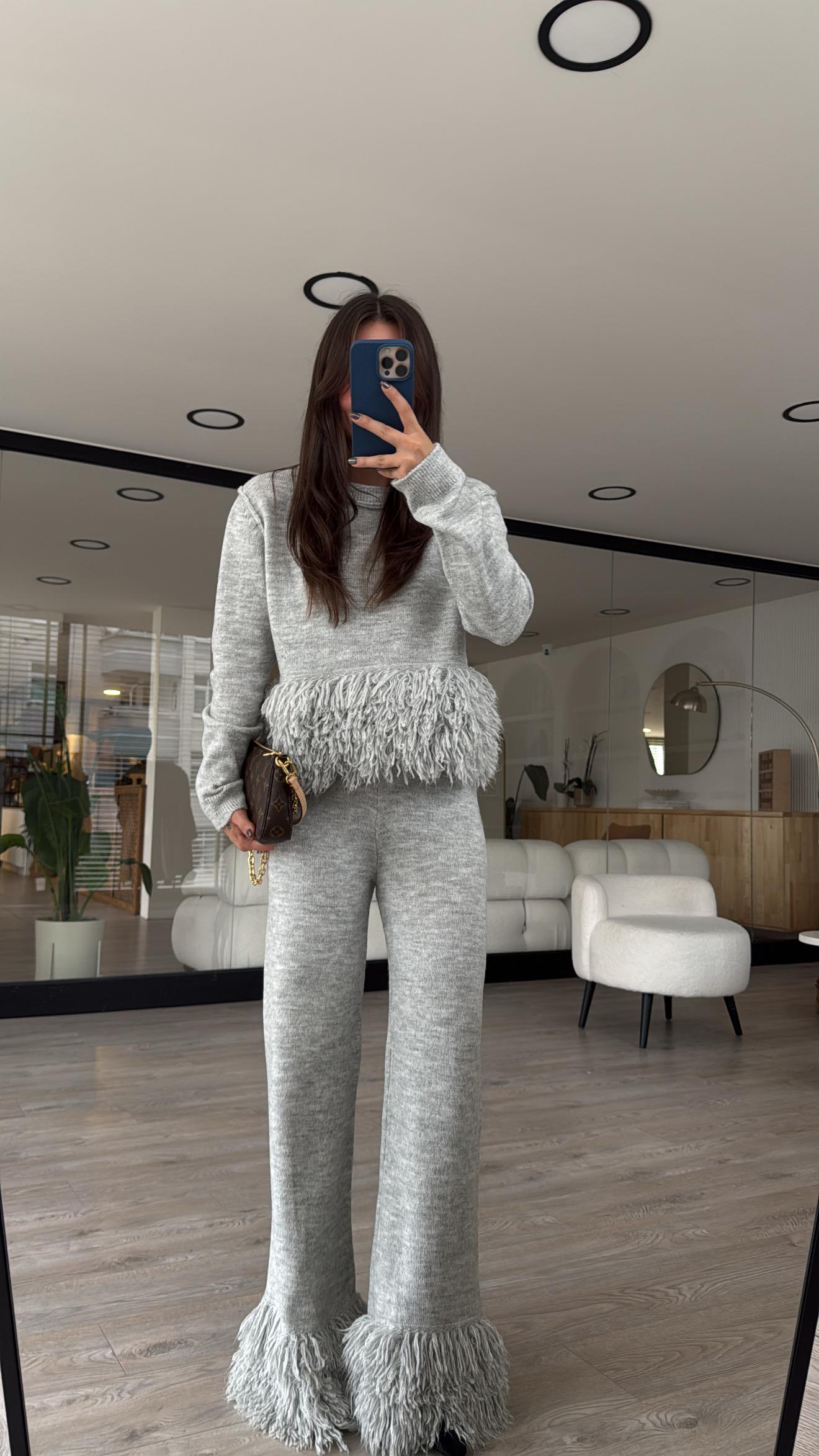 Gri Püsküllü Triko Takım