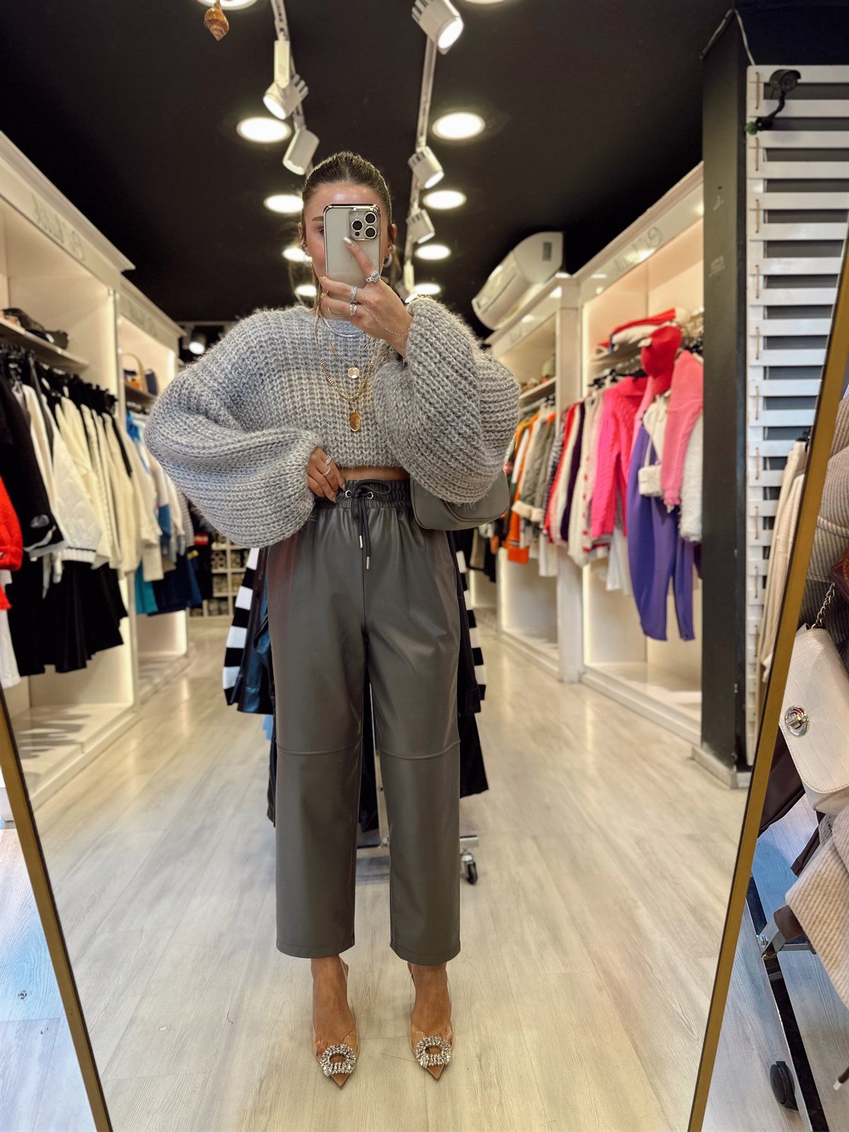 Gri Renk Diz Dikiş Detaylı Deri Pantolon 