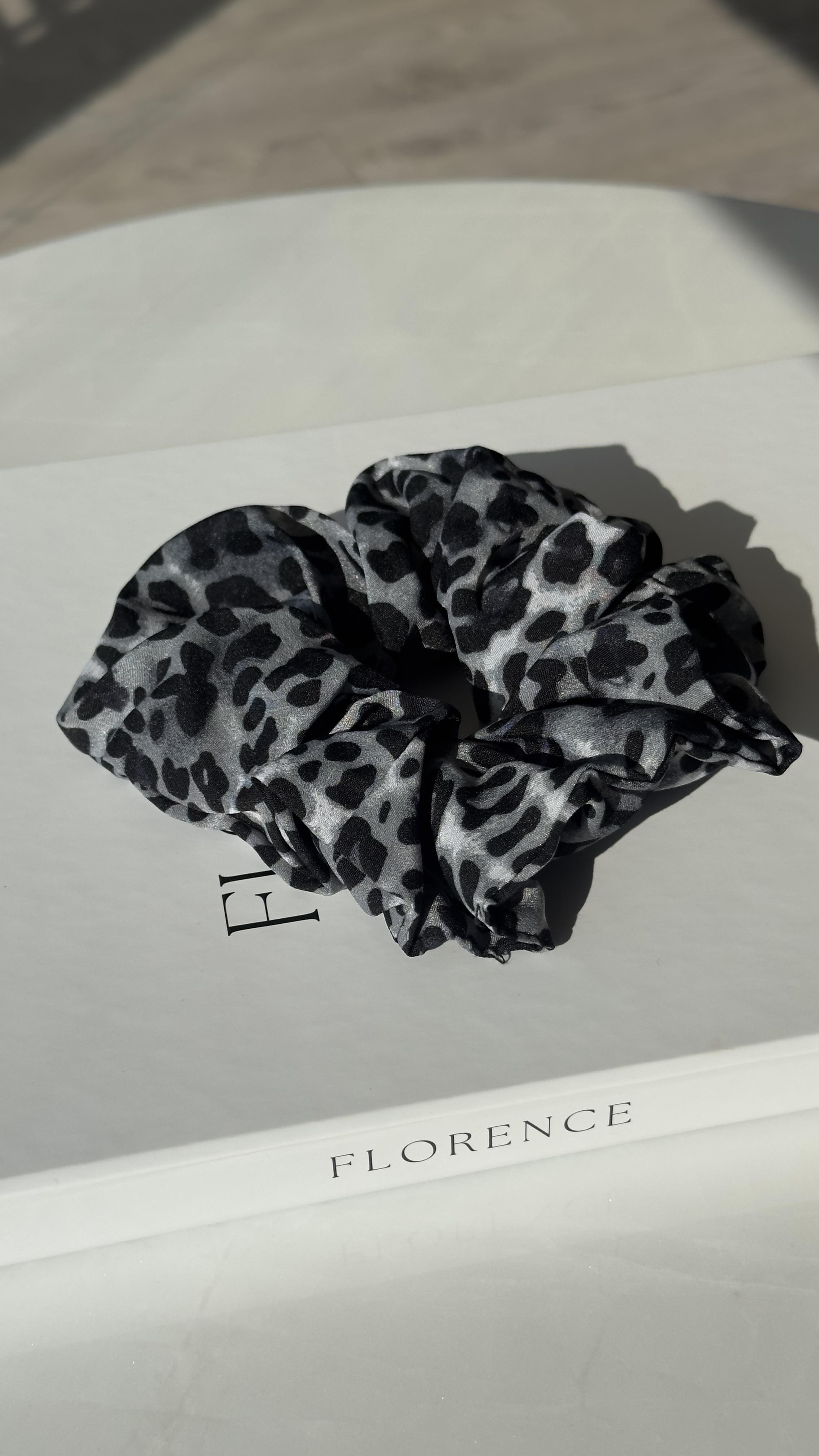 Gri Siyah Leopar Desen Lastik Toka