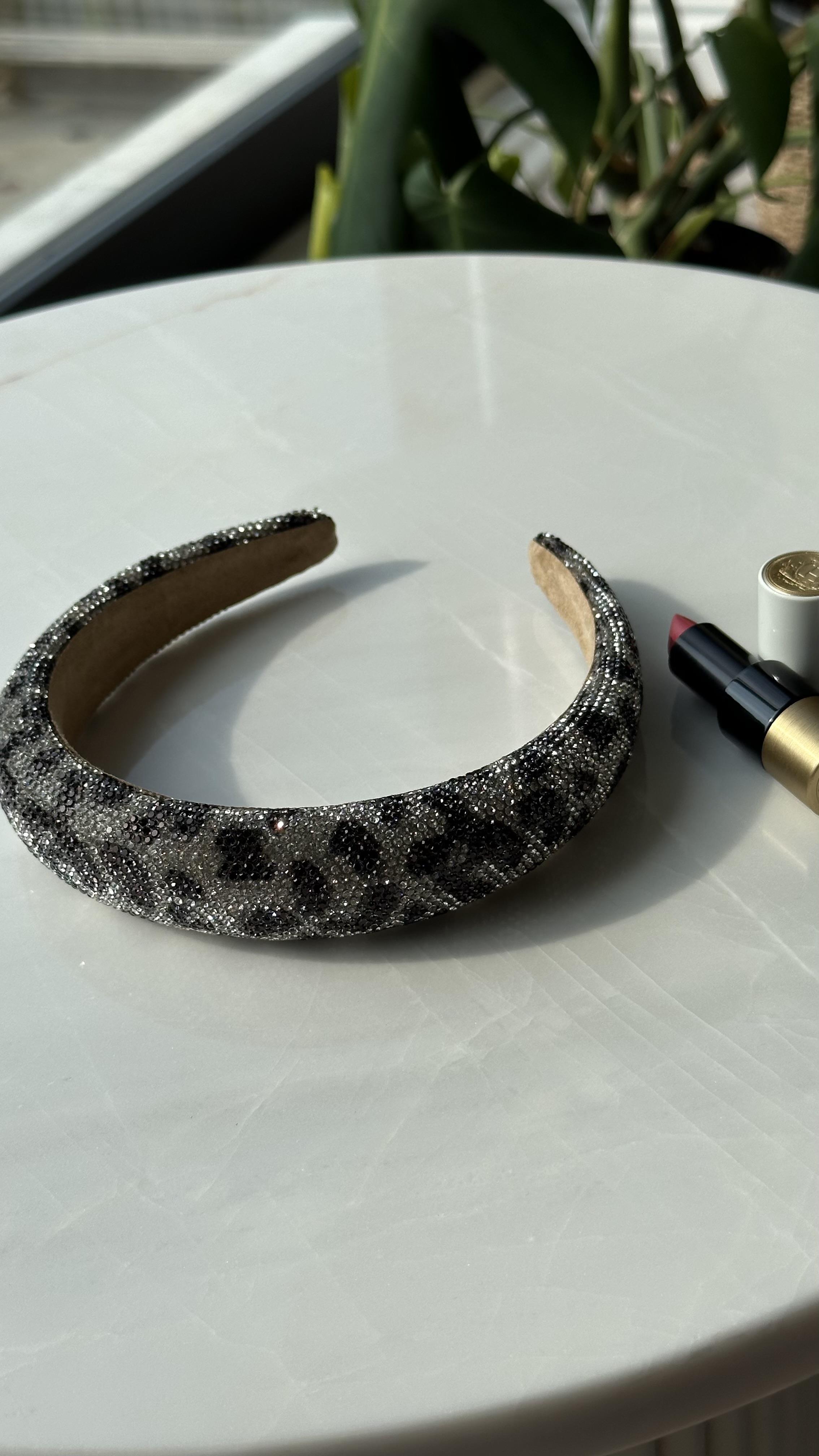 Gri Taşlı Leopar Desenli Taç