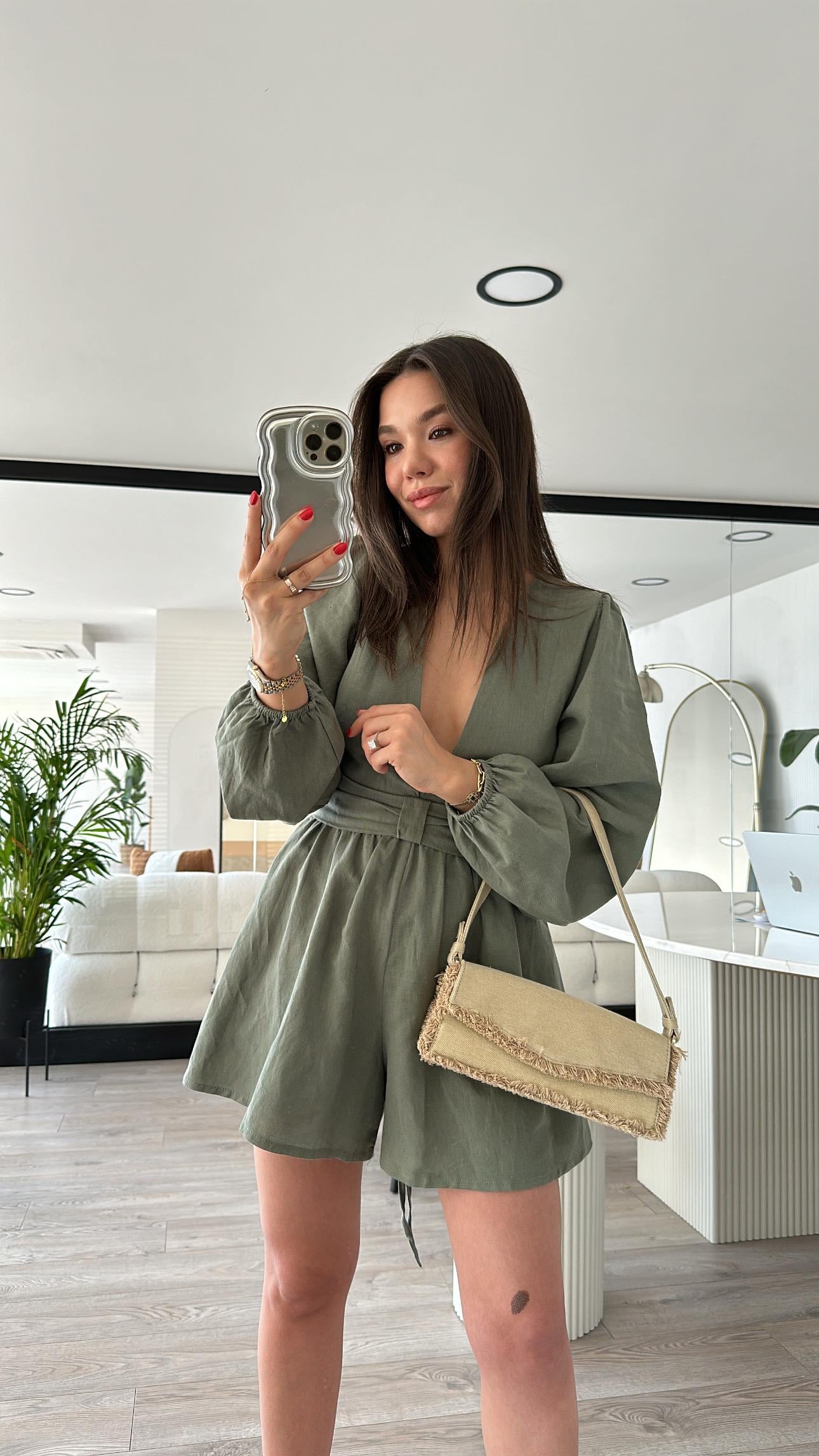 Haki Kemer Detaylı Dekolteli Şort Keten Tulum