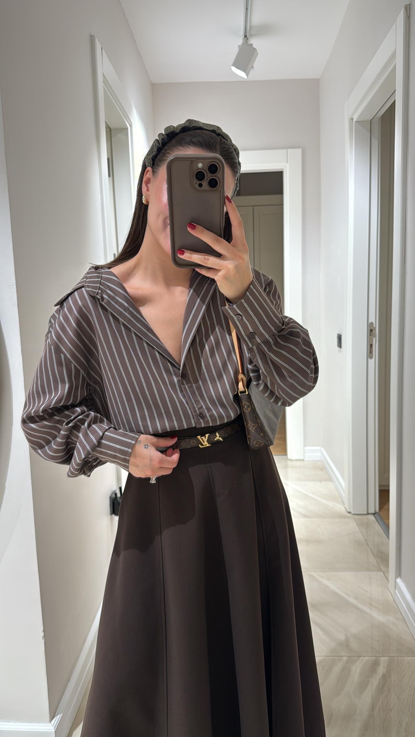 Kahve Beyaz Çizgili Oval Kesim Gömlek 