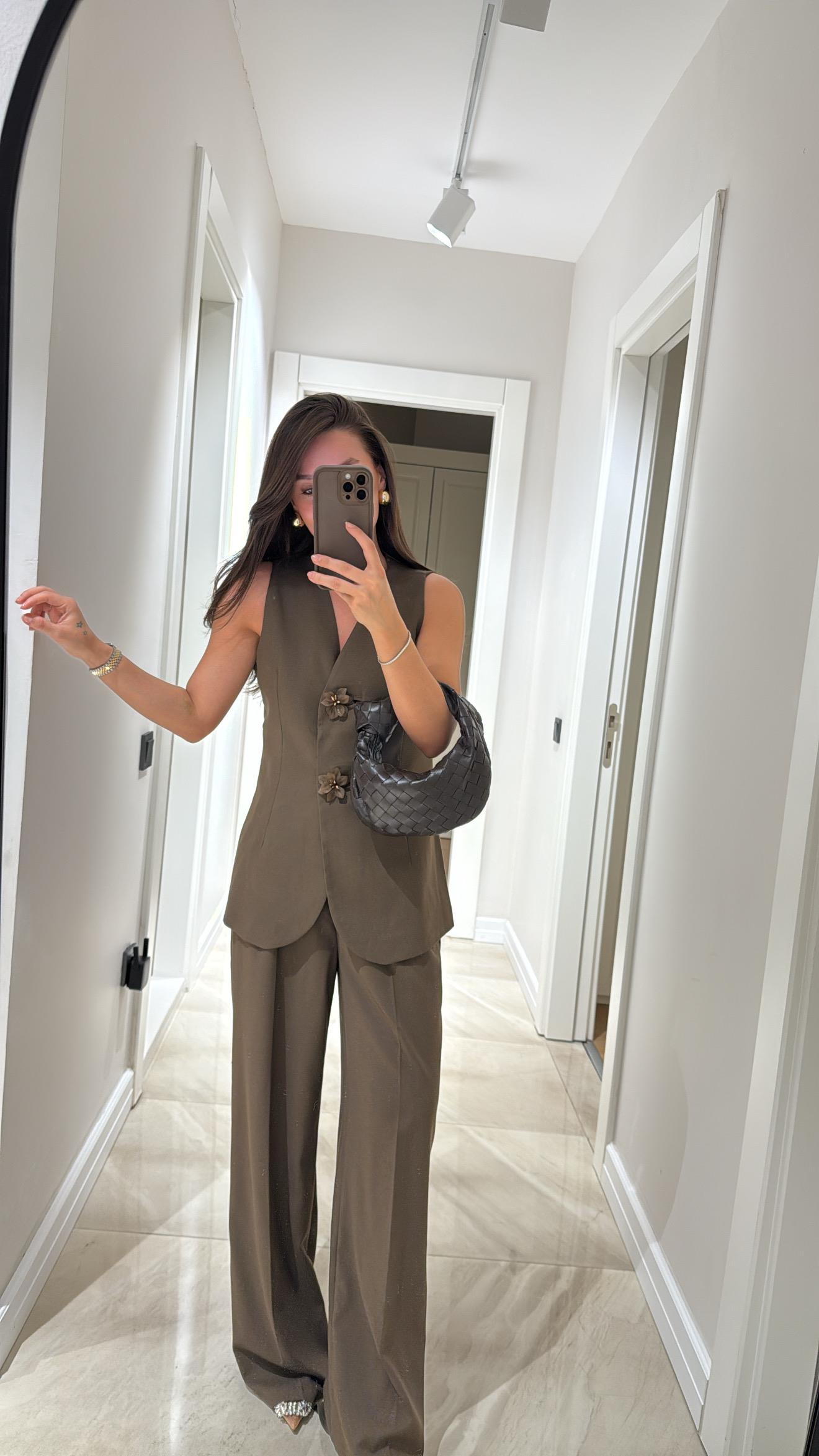 Kahve Çiçek Düğmeli Yelek Takım 