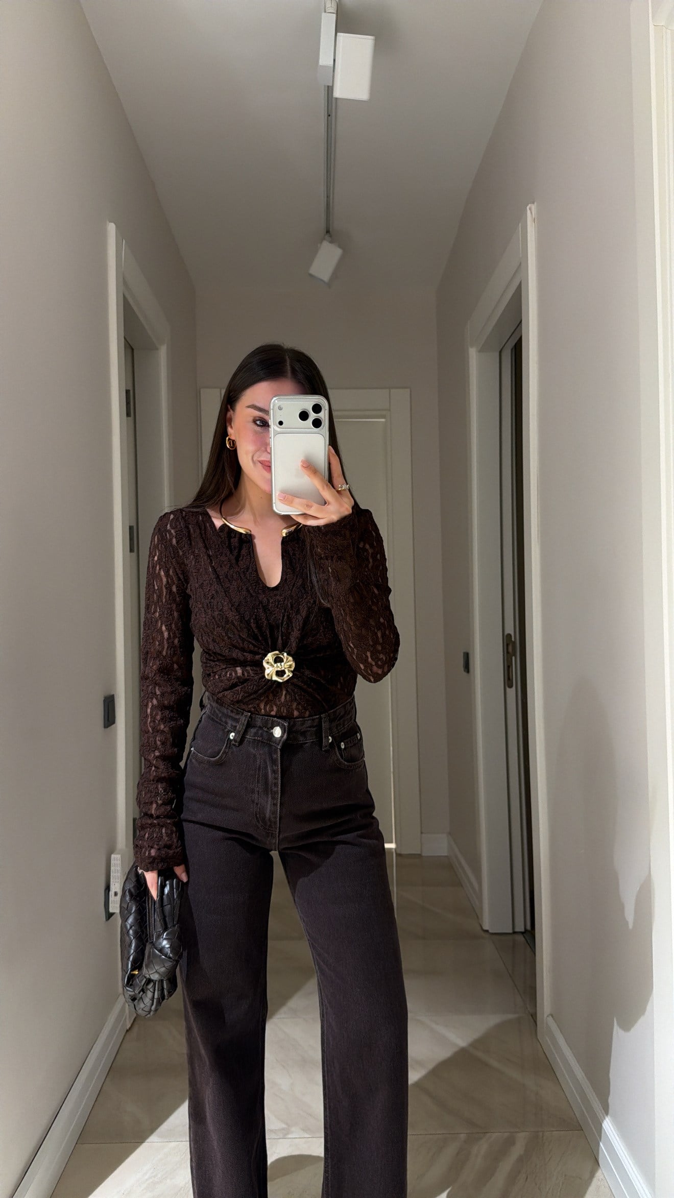 Kahve Gold Aksesuar Detaylı Dantelli Bluz