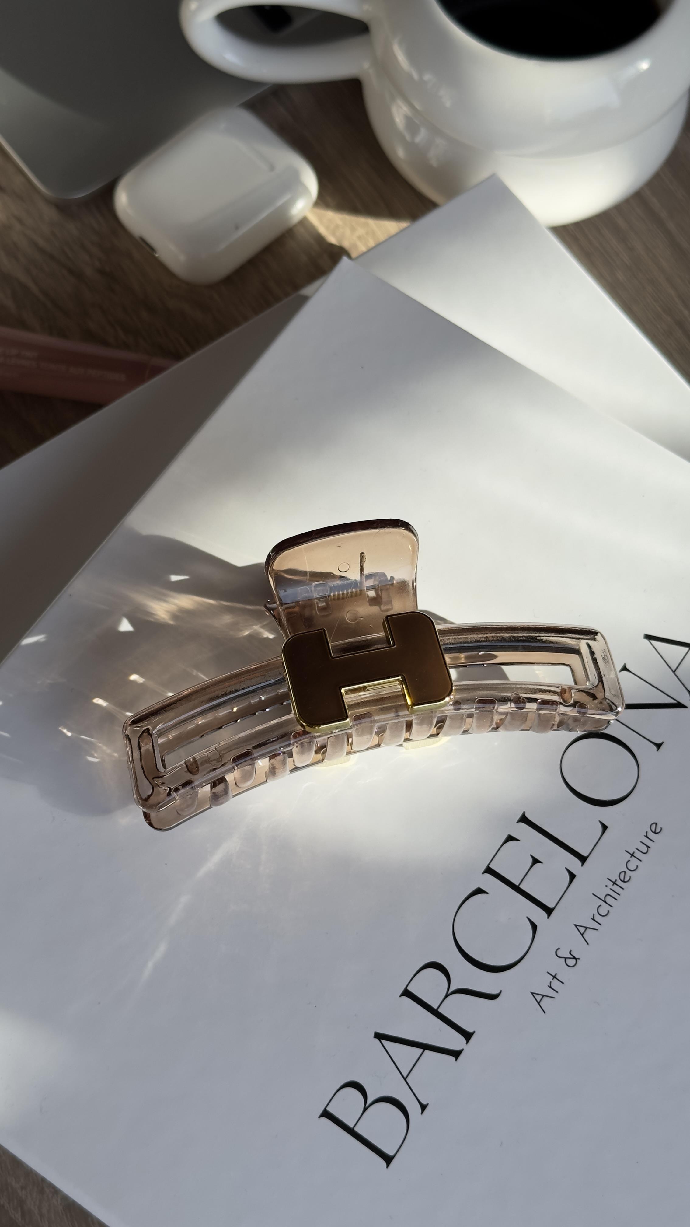 Kahverengi Harf Detaylı Kıskaçlı Toka