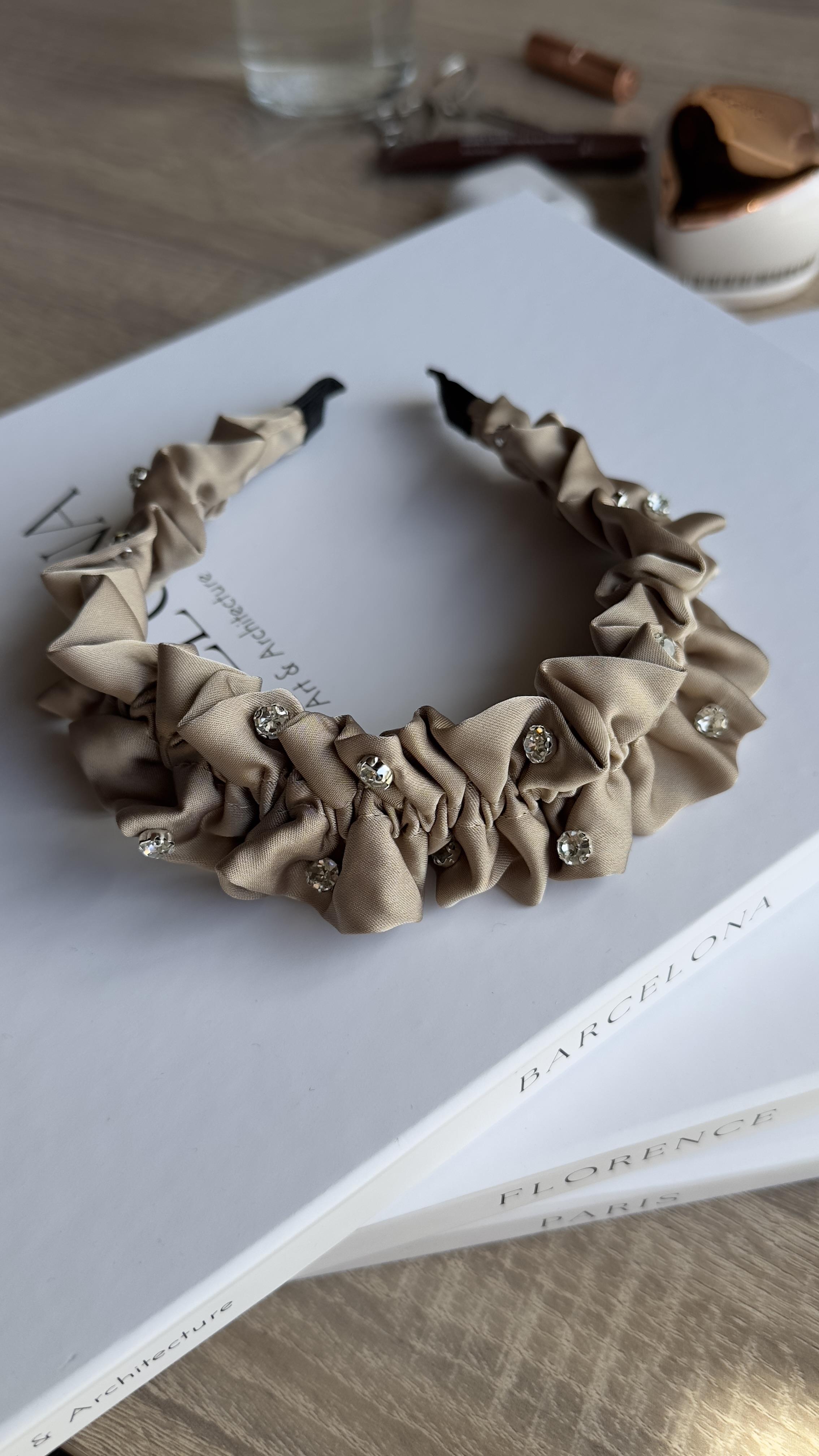 Koyu Bej Taşlı İnce Fırfırlı Saten Taç