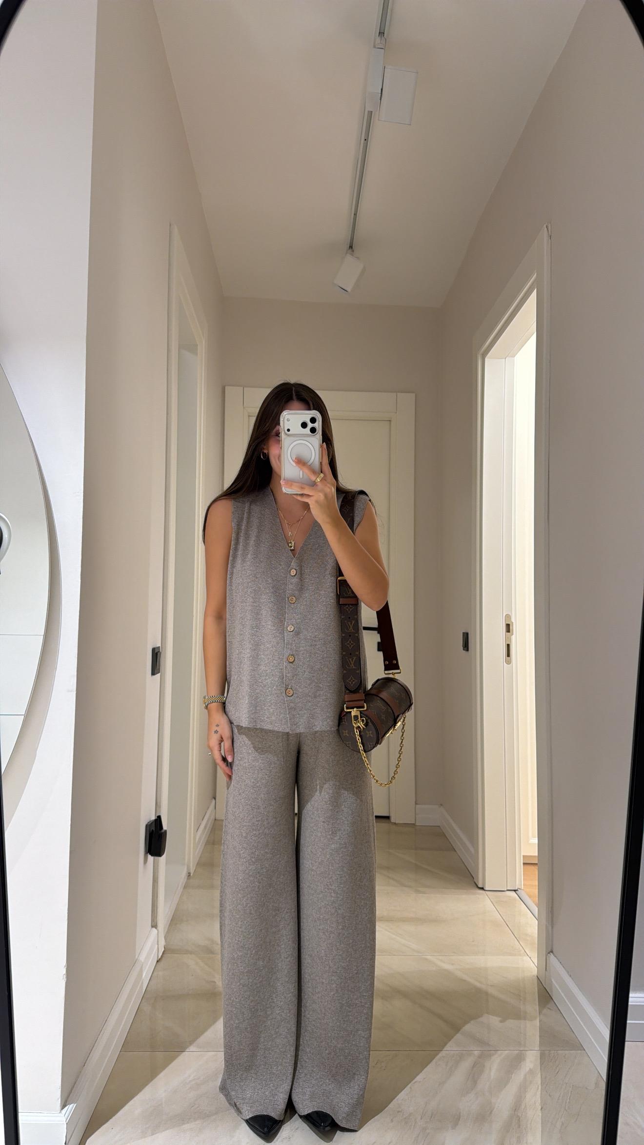 Koyu Bej V Yaka Ön Düğmeli Triko Yelek Takım