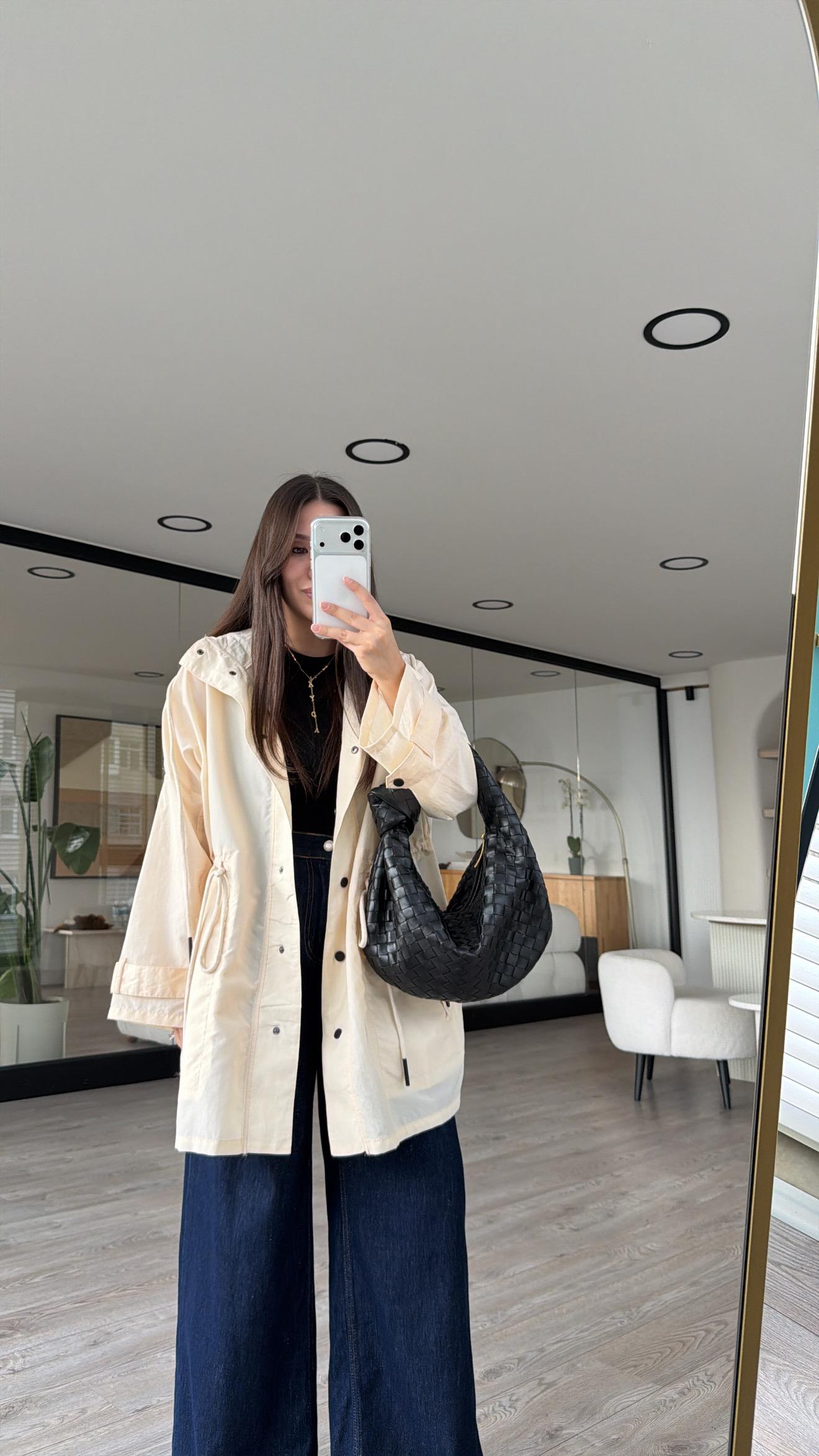 Krem Renk Siyah Düğmeli Kapşonlu Yağmurluk