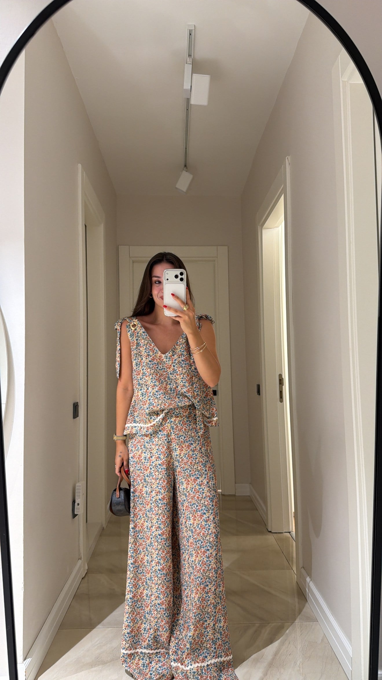Krem Renkli Çiçekli Bağlamalı Bluz Pantolon Takım