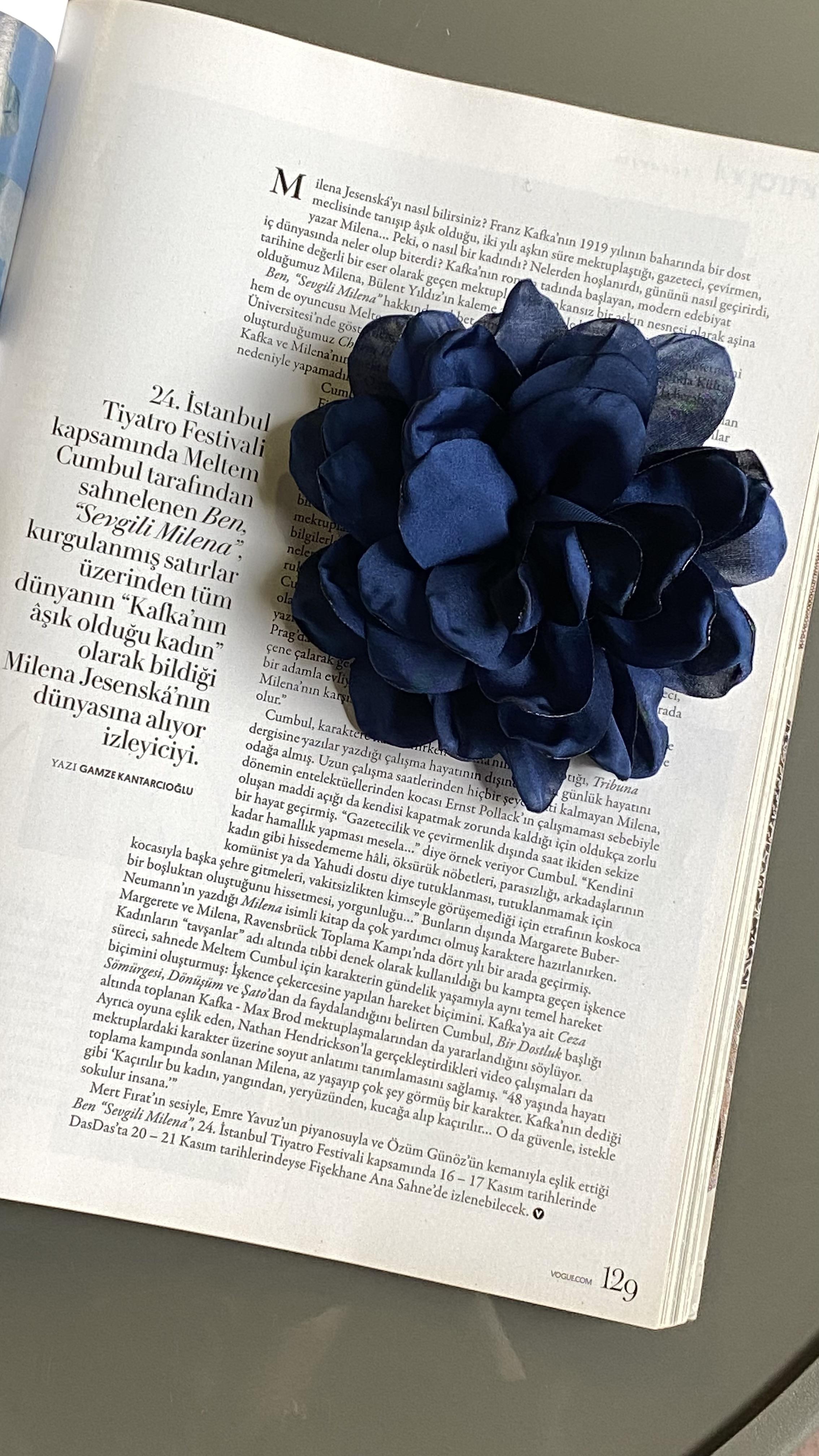 Koyu Mavi Çiçek Model Büyük Broş