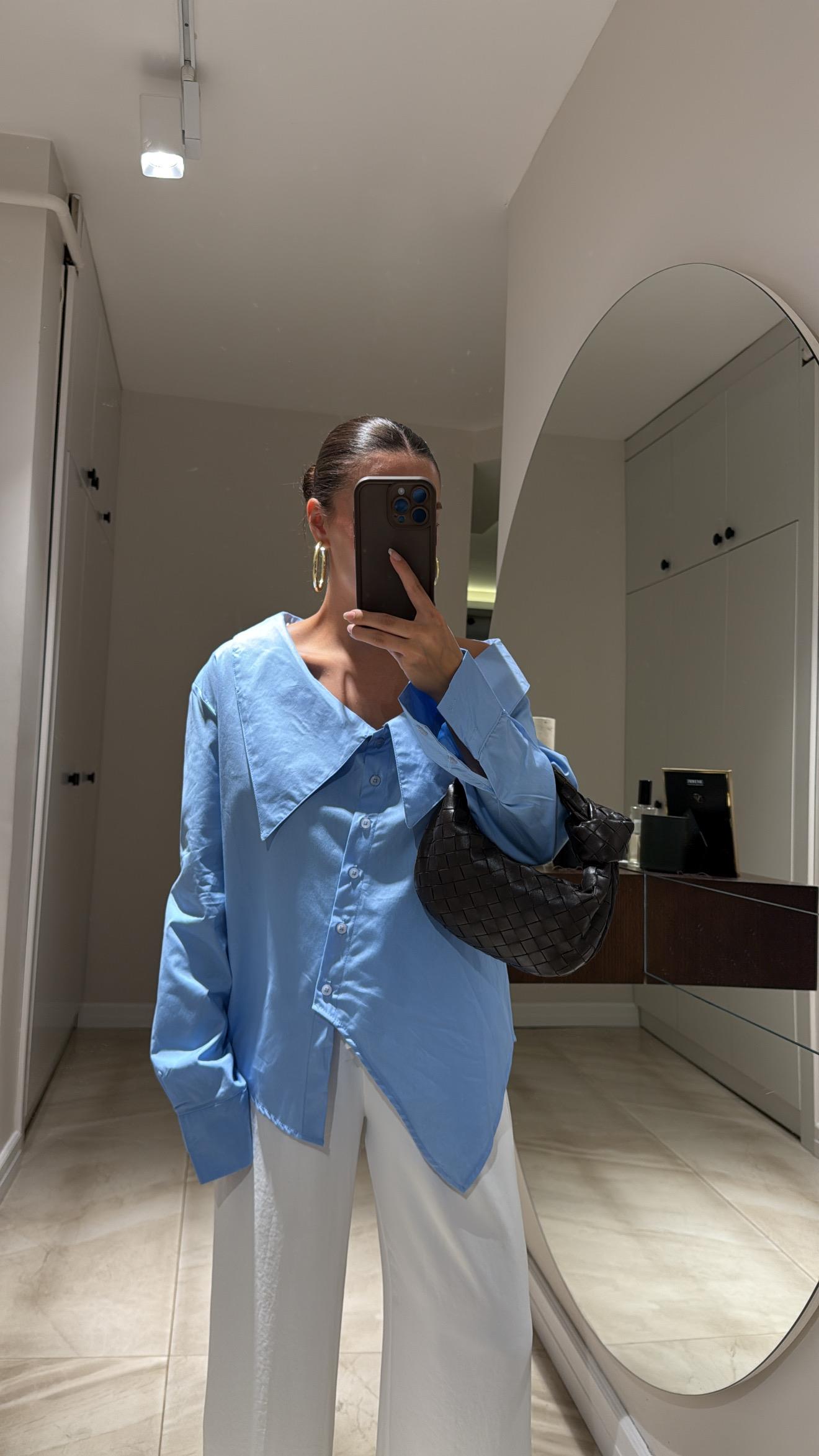 Geniş Yaka Detaylı Gömlek