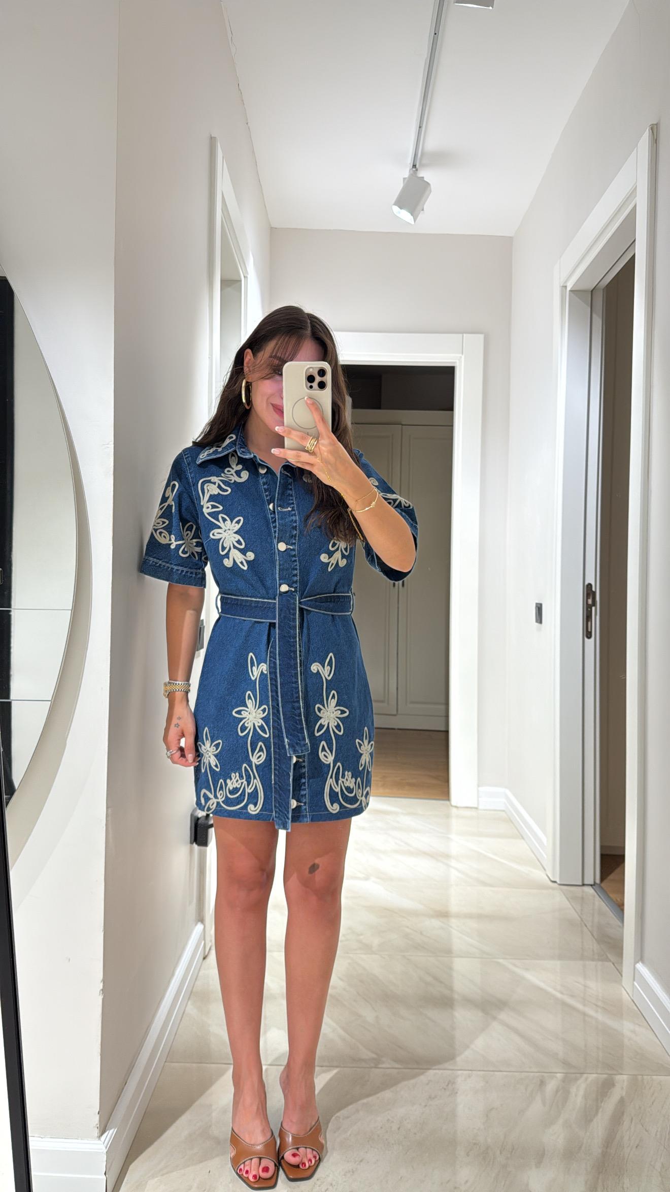 Mavi Nakış Detaylı Kuşaklı Denim Elbise
