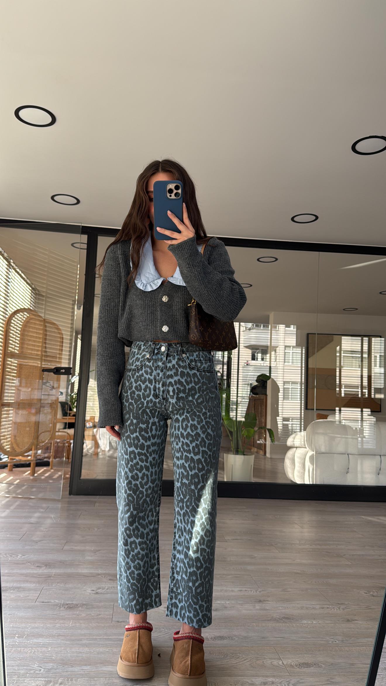 Mavi Siyah Leopar Desen Marka Model Kesik Paça Jean