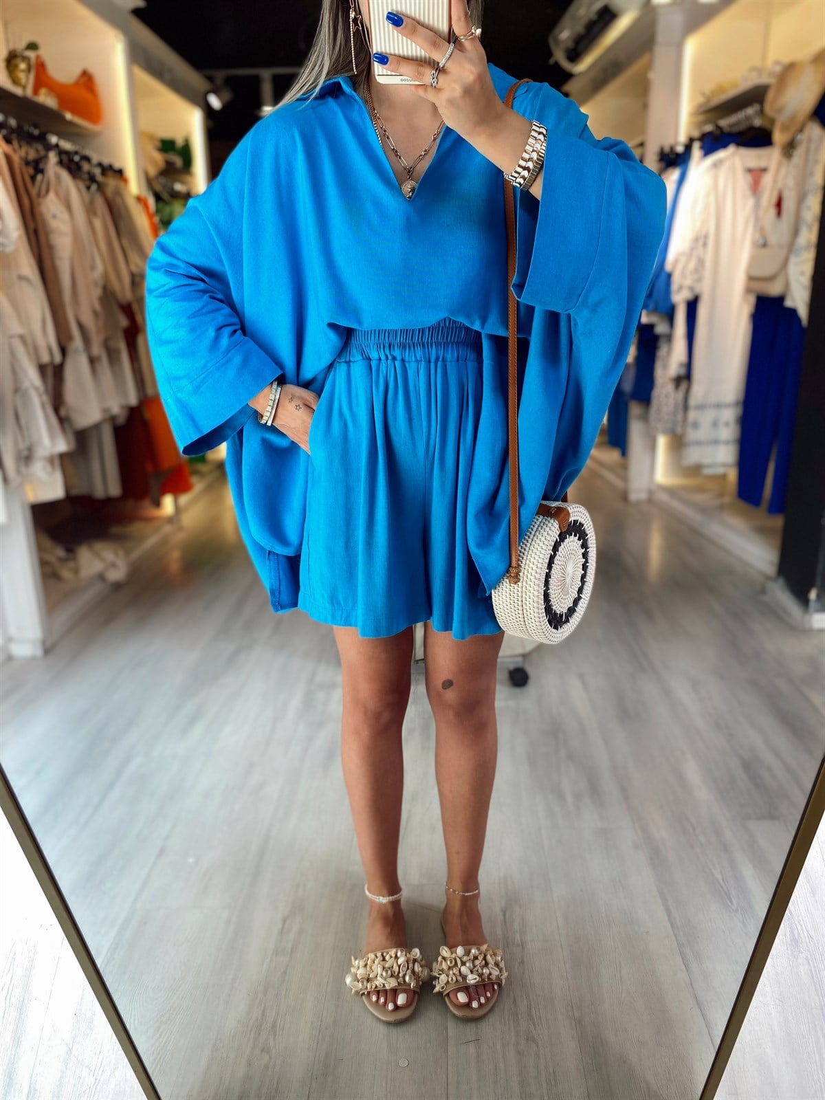 Mavi V Yaka Rahat Kesim Keten Şortlu Takım