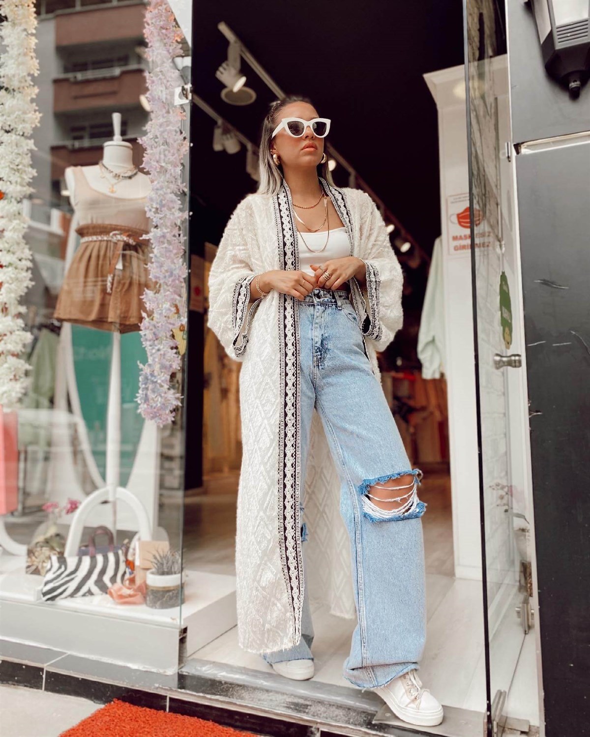 Mavi Yırtık Detaylı Jean