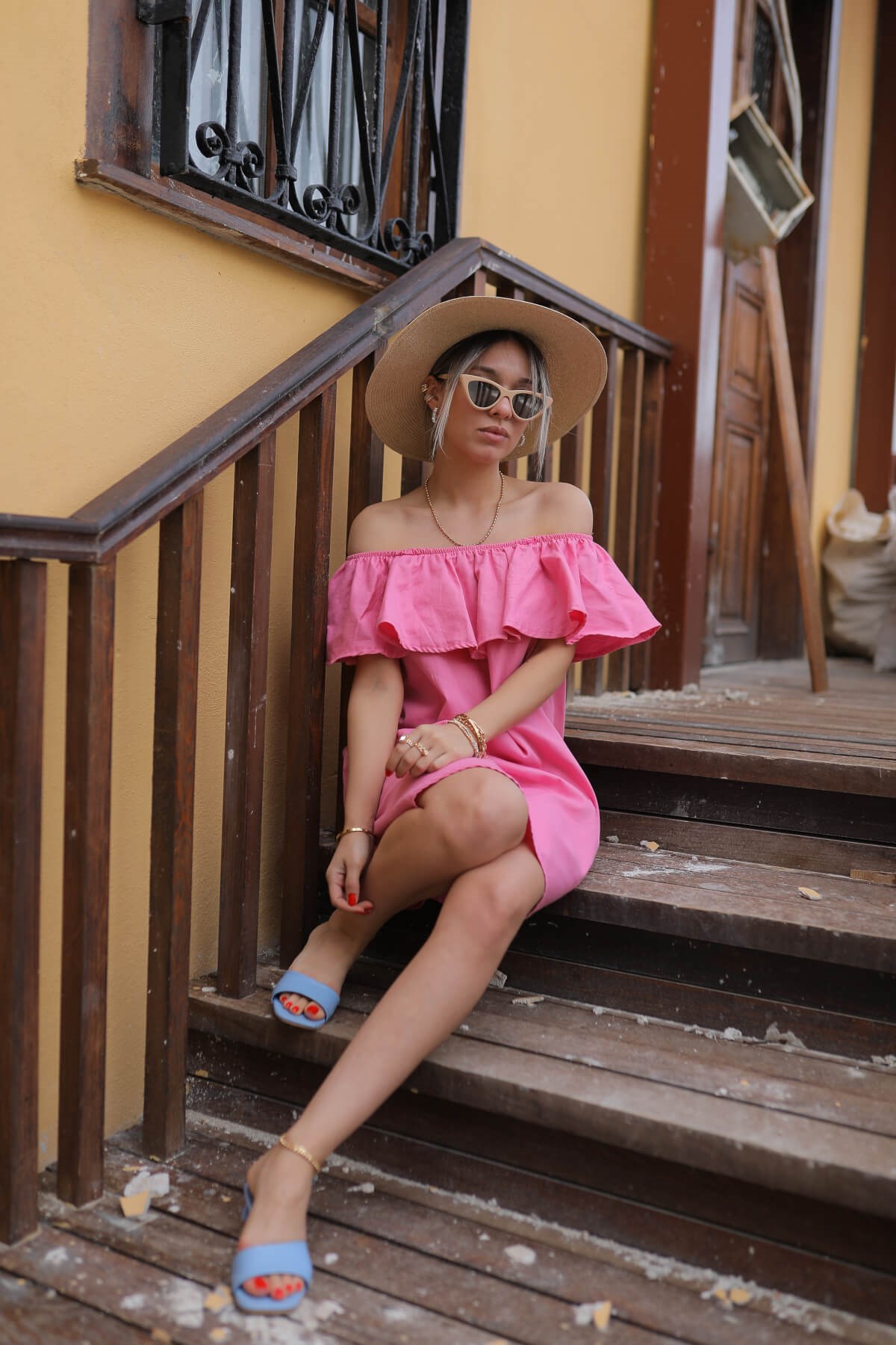 Pembe Fırfırlı Madonna Yaka Elbise