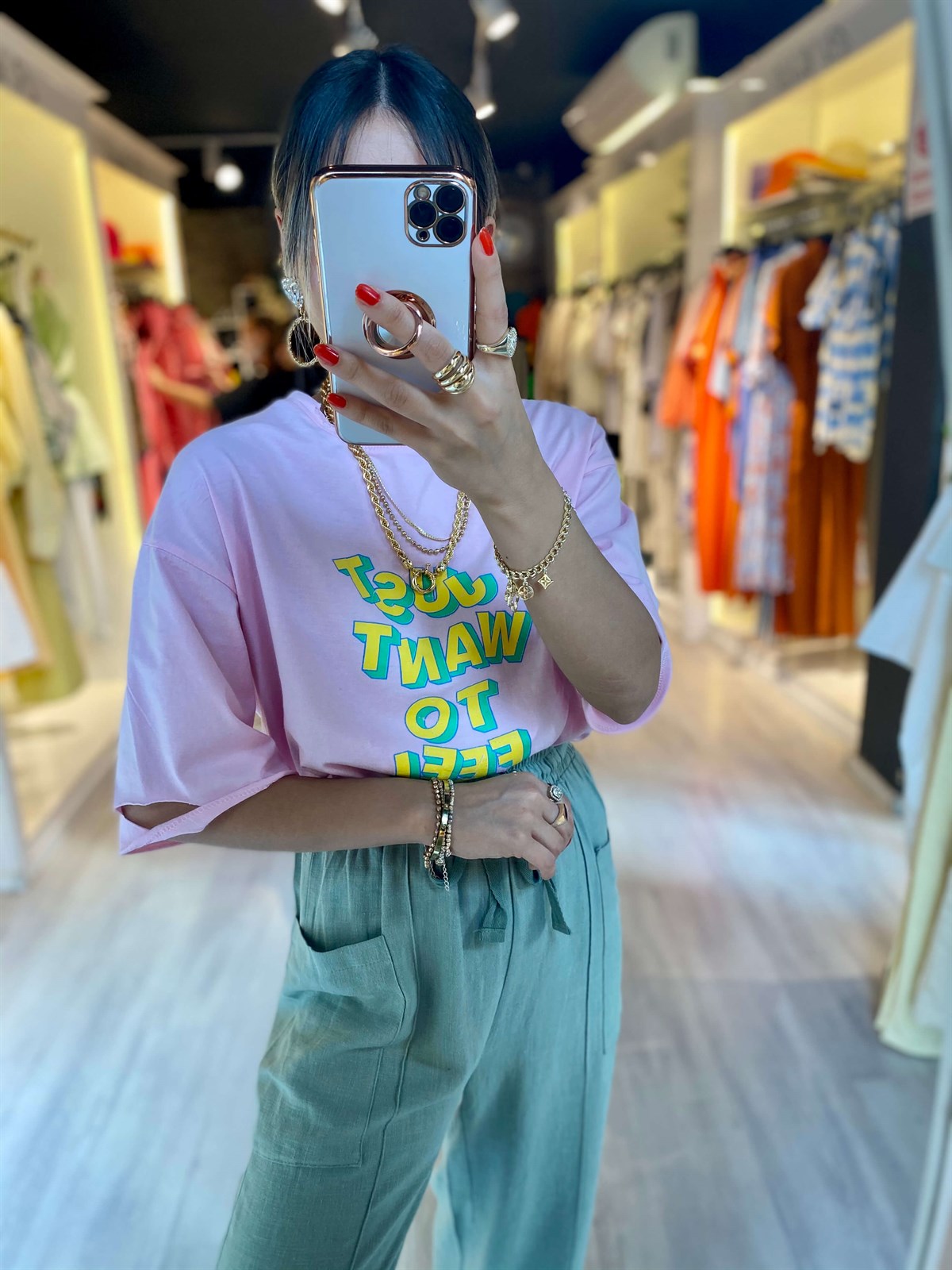 Pembe Yazı Baskılı Yırtık Detaylı Tshirt