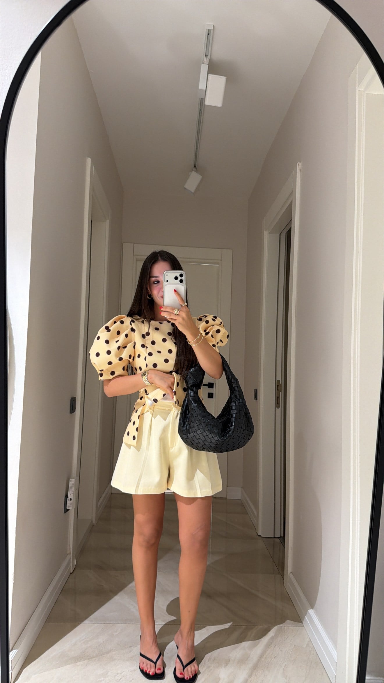 Sarı Ön Pileli Kemerli Şort