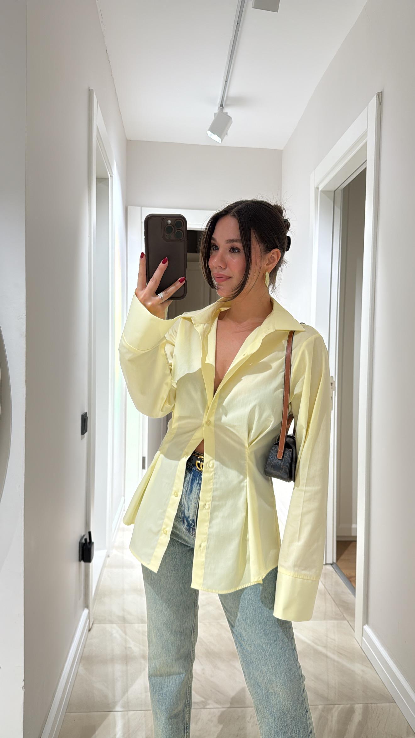 Sarı Pensli Kol Yırtmaçlı Gömlek 