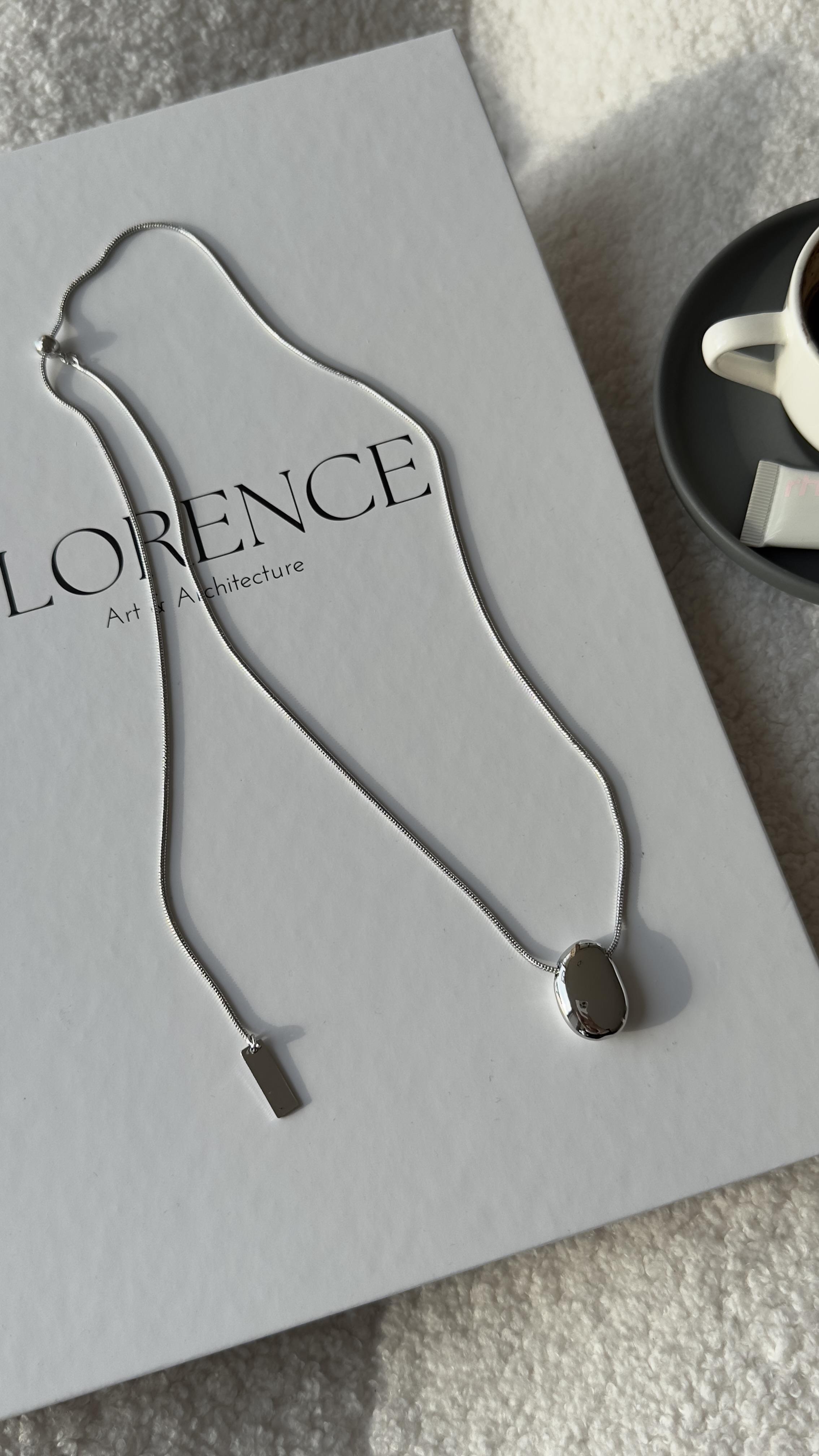 Silver Asansörlü Asimetrik Oval Detaylı Kolye