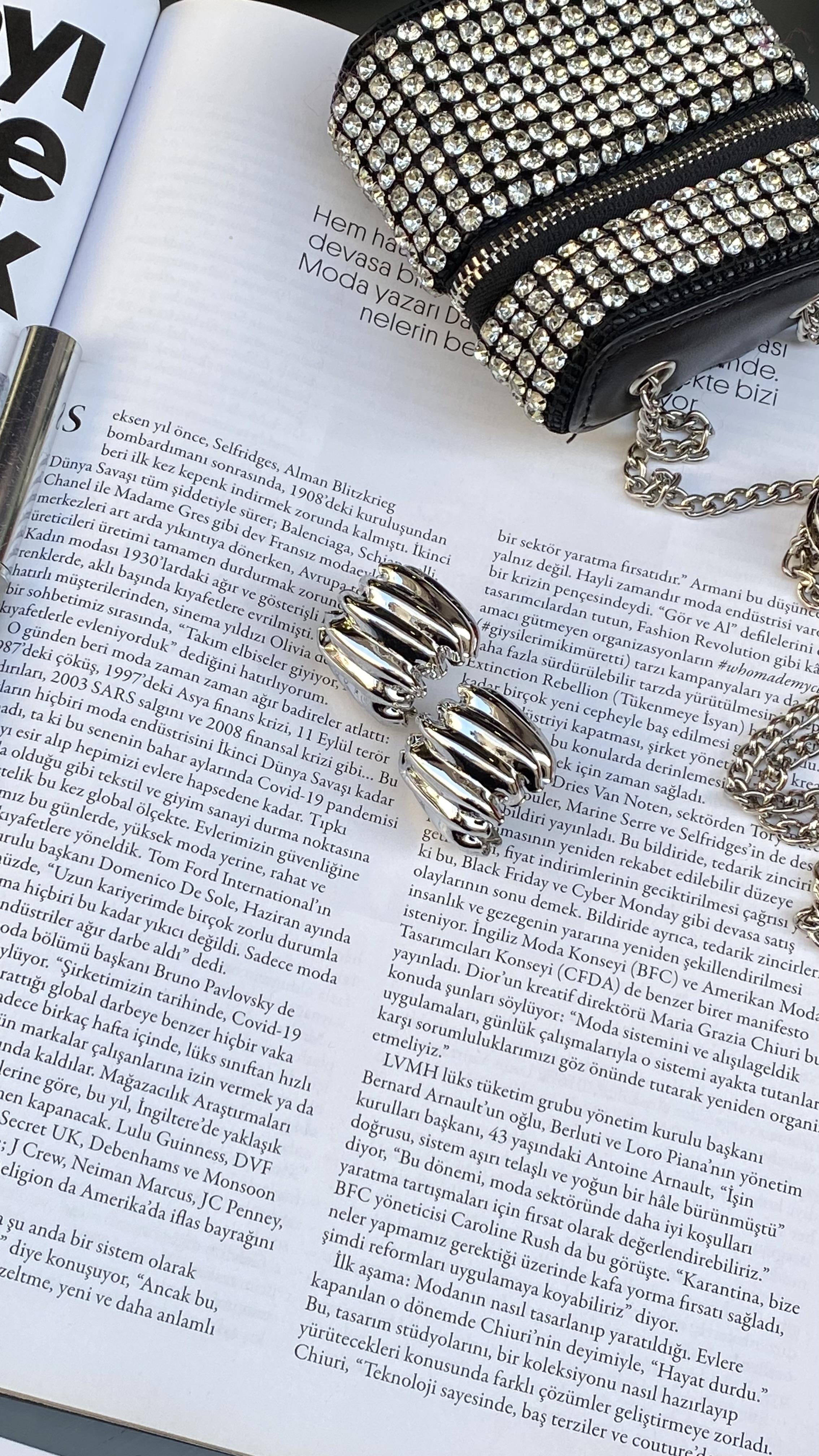 Silver C Şekli Kabartmalı Küpe 