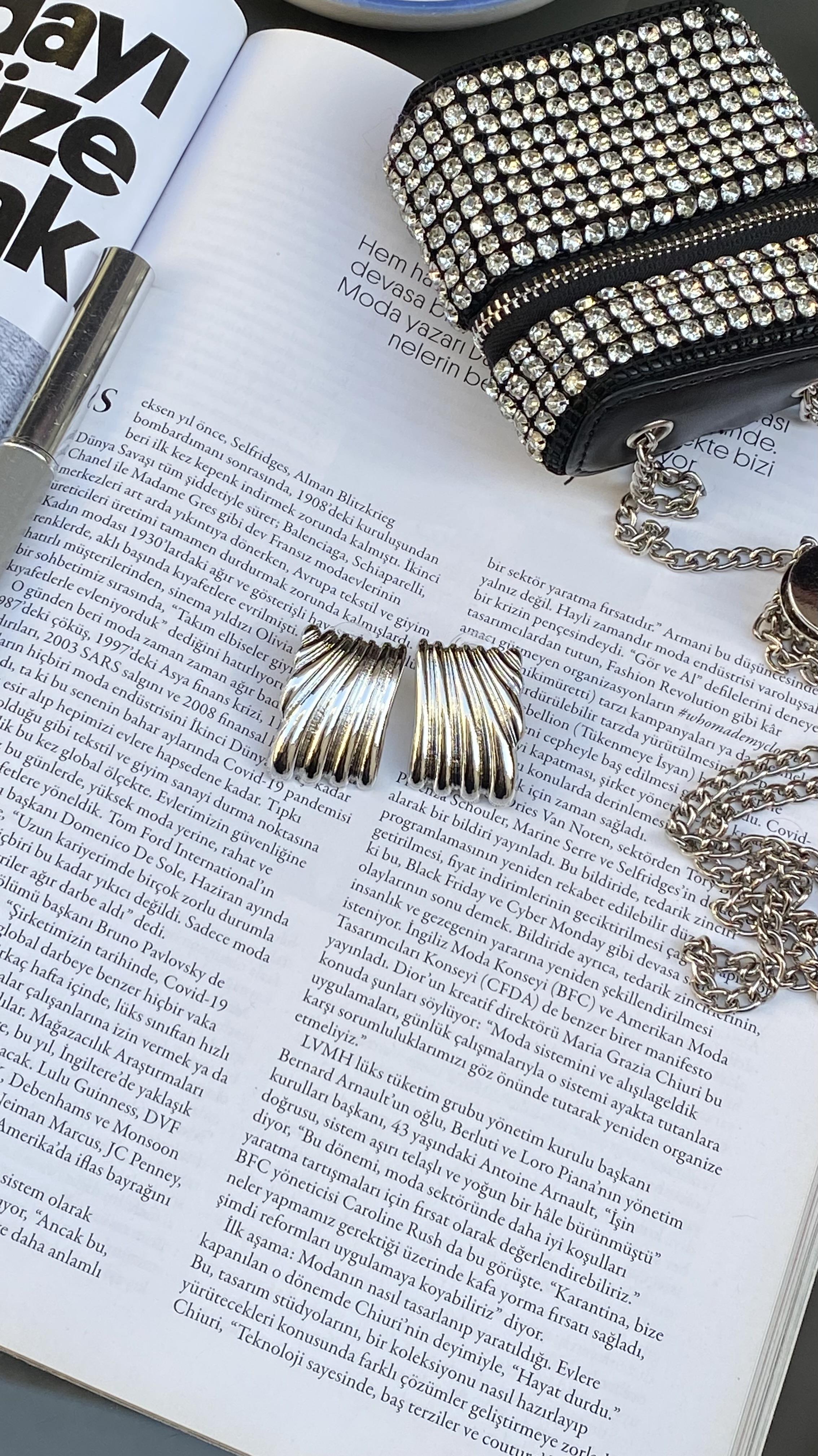 Silver Dikdörtgen Kabartmalı Marka Model Küpe 