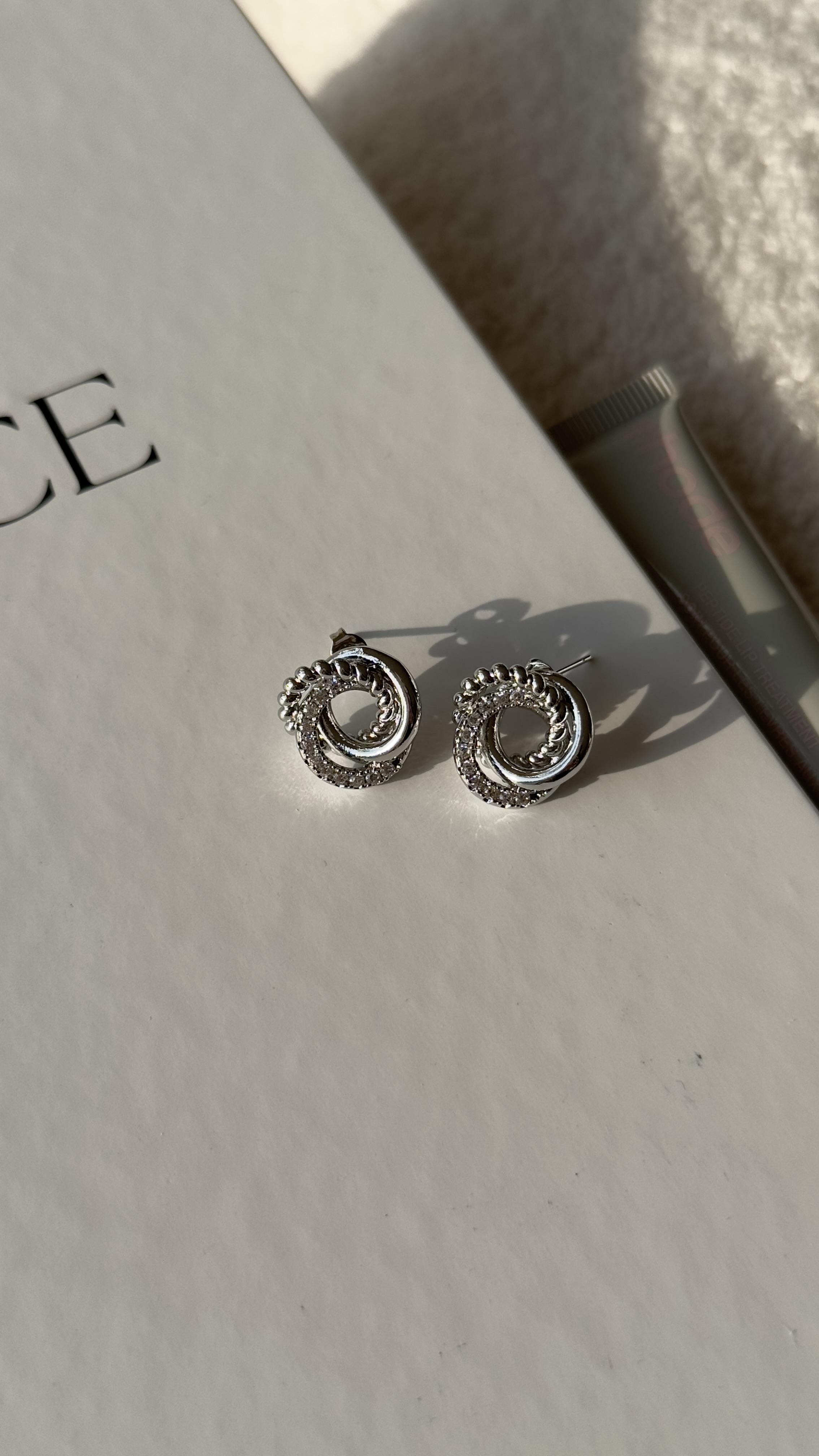 Silver Geçirmeli Yuvarlak Küpe 