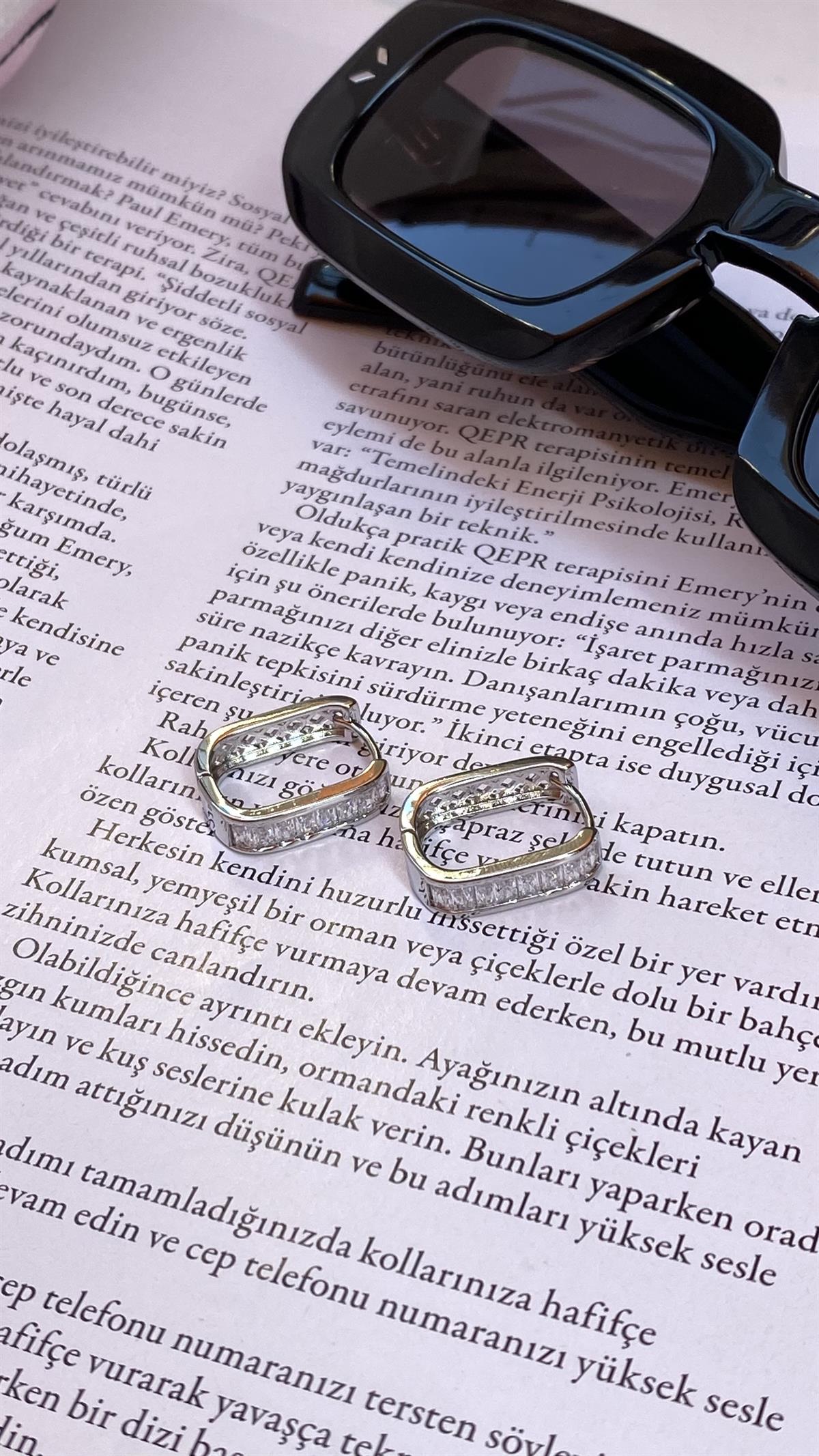 Silver Zirkon Taşlı Köşeli Oval Küpe