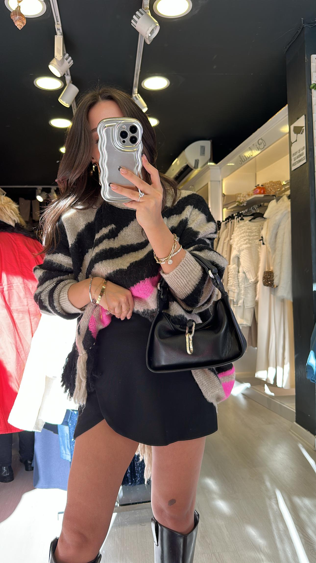 Siyah Arka Cep Detaylı Şort Etek 