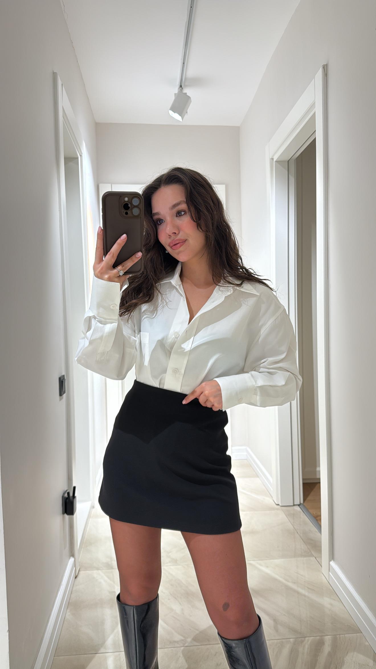 Siyah Arka Fermuarlı Marka Model Kumaş Mini Etek 