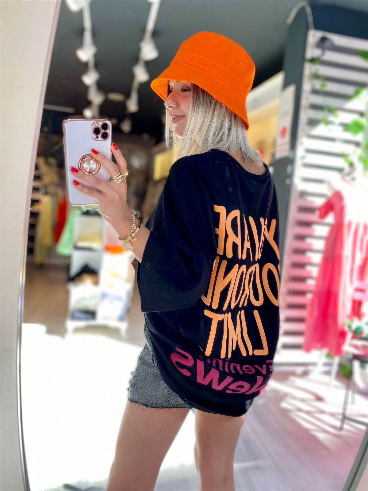 Siyah Arkası Yazılı Tshirt