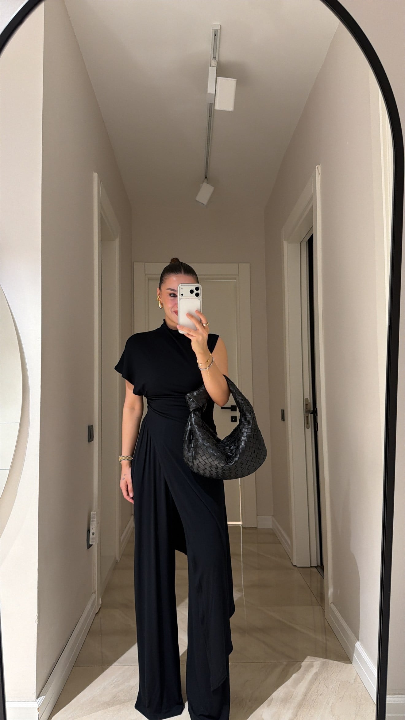 Siyah Asimetrik Kesim Kolsuz Marka Model Bluz