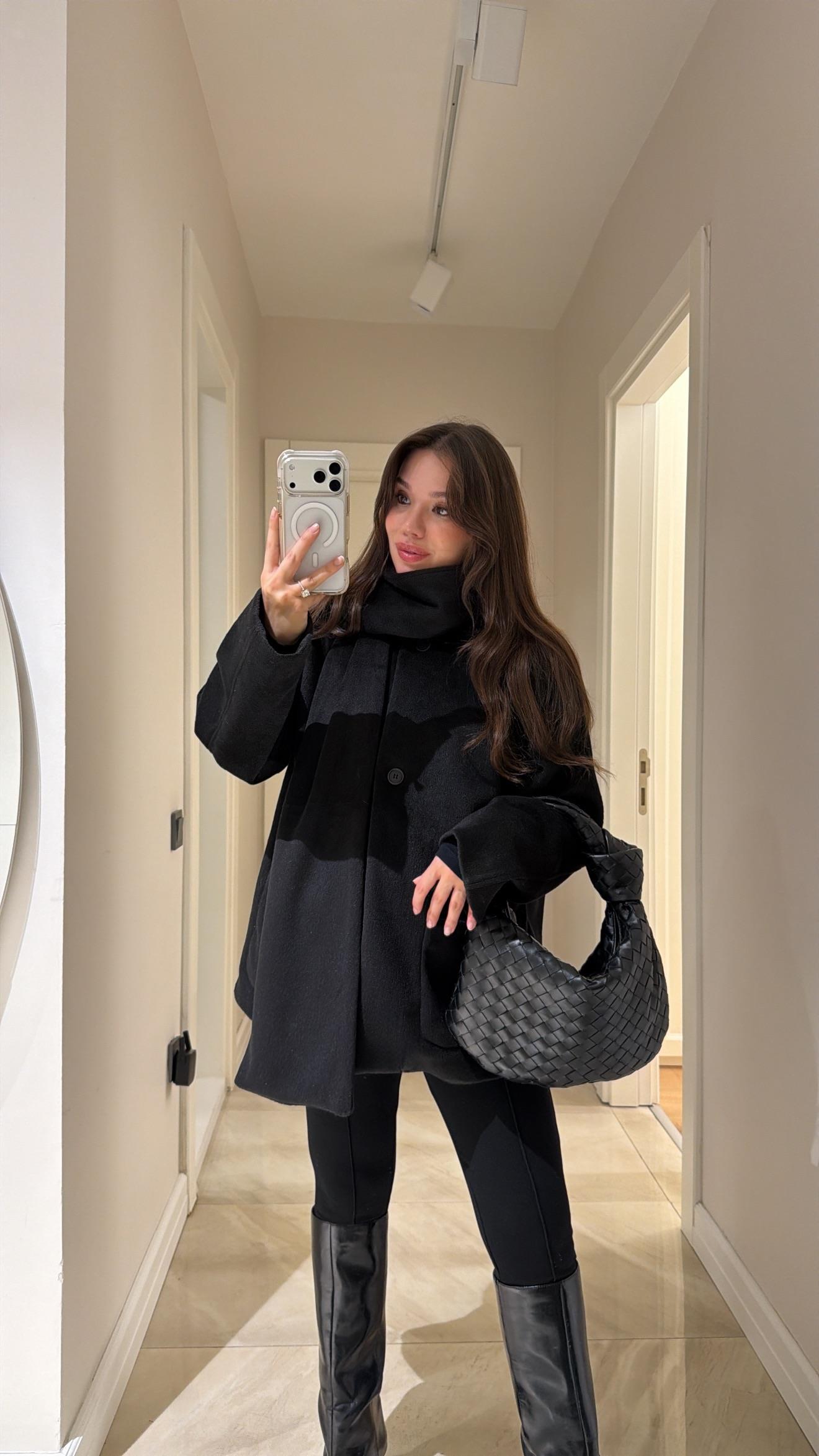 Siyah Atkılı Kısa Kaban 