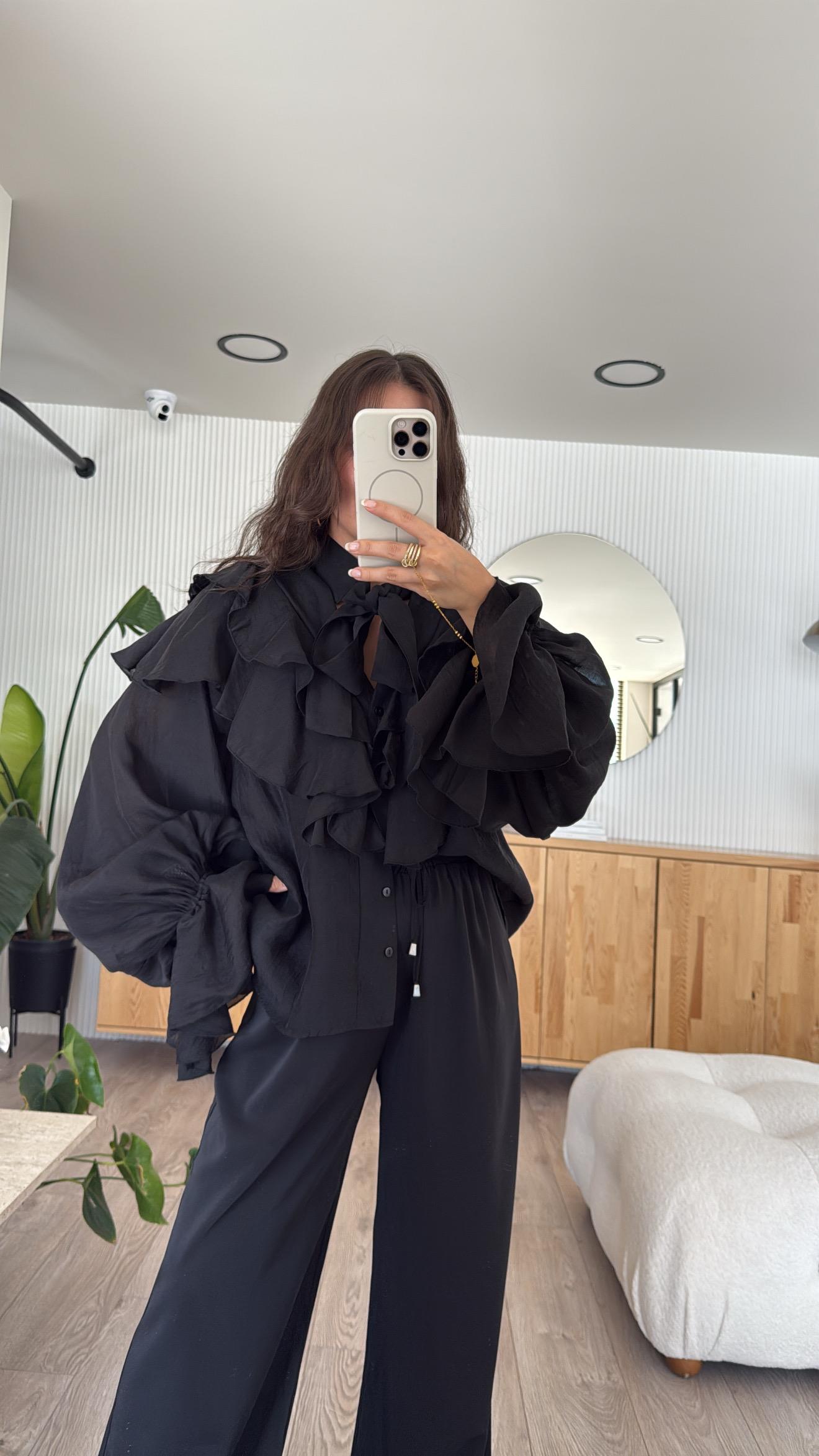 Siyah Bağlama Detaylı Fırfırlı Gömlek